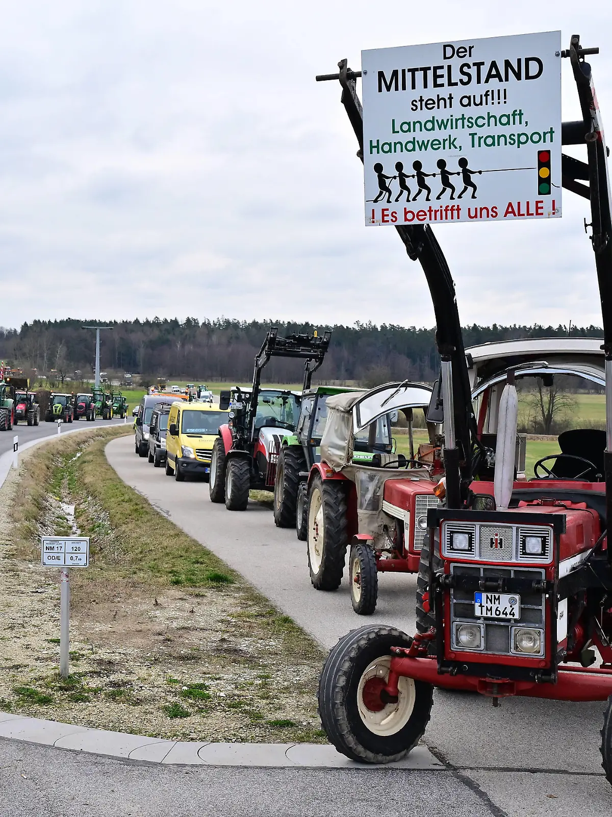 08.01.2024 --- Demo Demonstration Protest Sternfahrt Konvoj --- Bauern Landwirte fahren von Berching über Pollanten - Mühlhausen - Thannhausen - Freystadt - Möning - Seligenporten - Pyrbaum - Postbauer Heng nach Neumarkt in der Oberpfalz --- Protest gegen die Steichung von Subventionen durch die Ampel Regierung --- Foto: Sport-/Pressefoto Wolfgang Zink / WoZi --- xwoxzix --- Tafel Banner - Der Mittelstand steht auf  Landwirtschaft Handwerk Transport - Es betrifft uns alle  Landwirte Bauen - Protest - Sternfahrt nach Neumarkt in der Obepfalz *** 08 01 2024 demonstration demonstration protest rally convoy farmers farmers drive from Berching via Pollanten Mühlhausen Thannhausen Freystadt Möning Seligenporten Pyrbaum Postbauer Heng to Ne