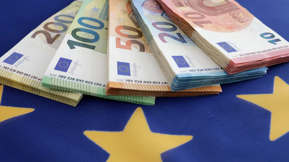 Symbolfoto von Euroscheinen verschiedener Stueckelungen auf einer Europafahne, DEU, Berlin, 20.07.2020 *** Symbol photo of euro notes of different denominations on a European flag, DEU, Berlin, 20 07 2020