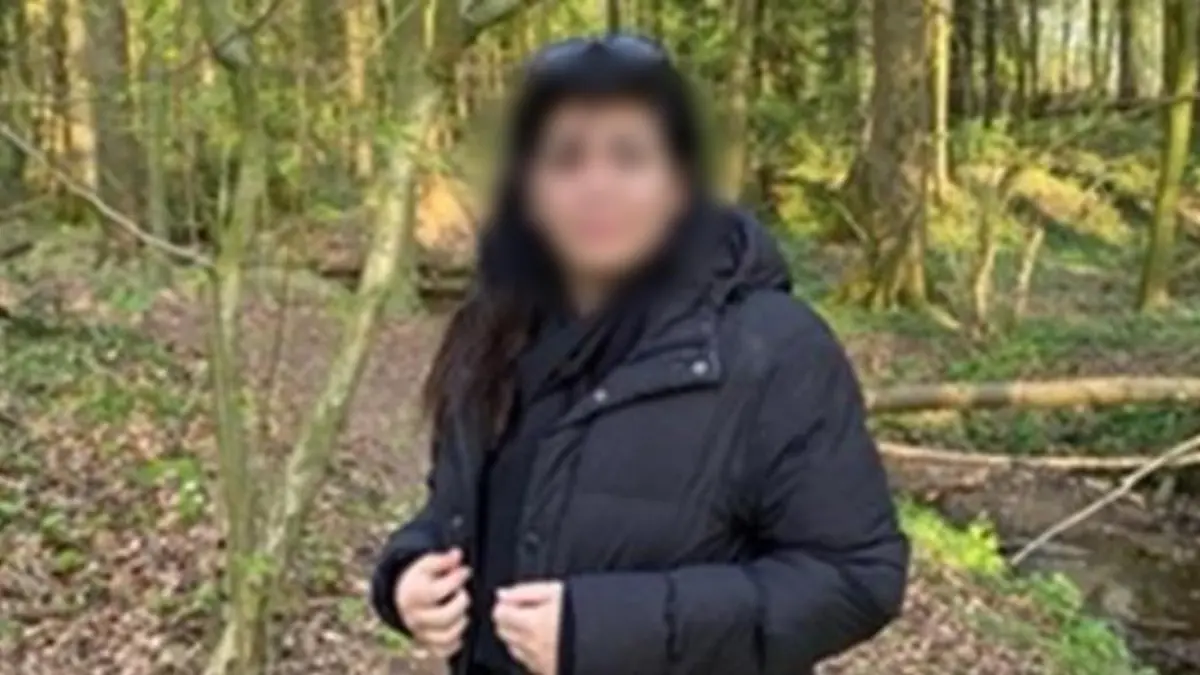 Polizeikräfte einer Einsatzhundertschaft haben am Dienstag (9.1.) ein Waldgebiet in Gescher durchsucht und dabei einen in einem blauen Plastiksack gewickelten Leichnam entdeckt.