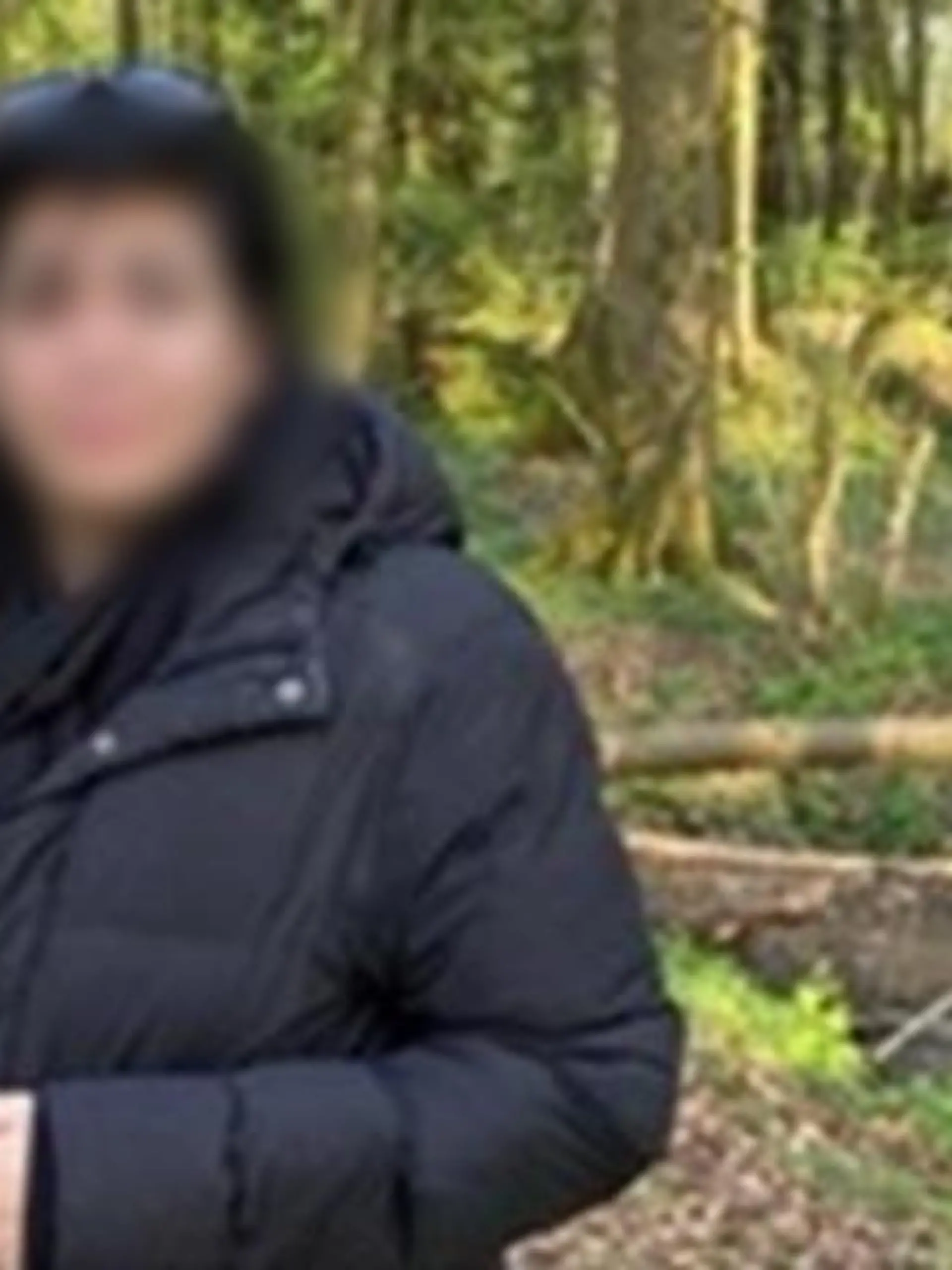 Polizeikräfte einer Einsatzhundertschaft haben am Dienstag (9.1.) ein Waldgebiet in Gescher durchsucht und dabei einen in einem blauen Plastiksack gewickelten Leichnam entdeckt.