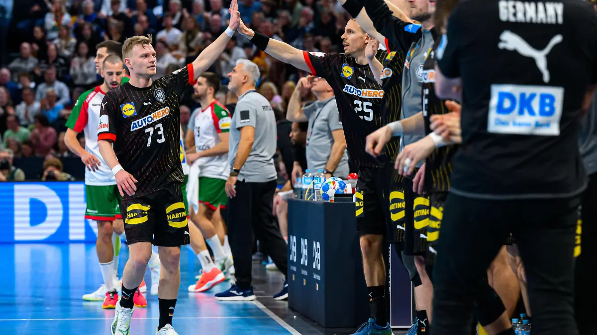 Handball, Herren: Laenderspiel, Deutschland - Portugal v.li. Timo Kastening Deutschland, Kai Häfner / Haefner Deutschland Kiel Wunderino Arena Deutschland *** Handball, mens national match, Germany Portugal from left Timo Kastening Germany , Kai Häfner Haefner Germany Kiel Wunderino Arena Germany