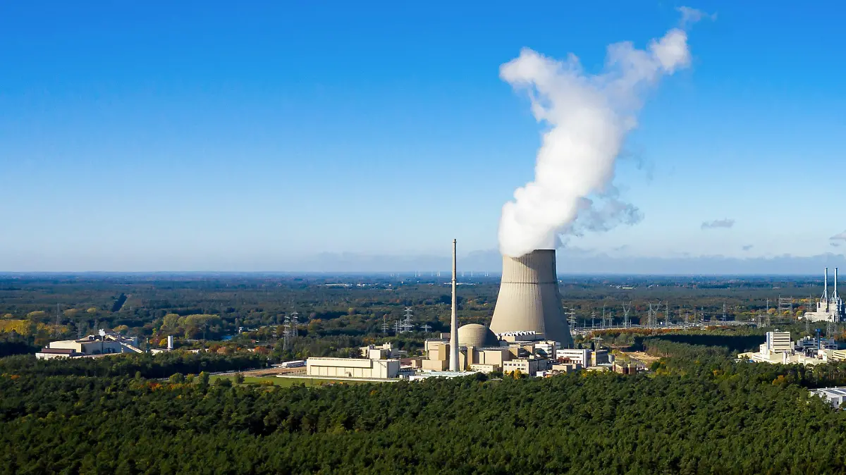 18.10.2022, Niedersachsen, Lingen: Das Kernkraftwerk Emsland (Luftaufnahme mit einer Drohne). Die verbleibenden drei deutschen Atomkraftwerke sollen maximal bis zum 15. April 2023 weiterlaufen können. Das hat Kanzler Olaf Scholz (SPD) entschieden. (zu dpa "Scholz spricht Machtwort: Drei AKW sollen länger laufen können") Foto: Sina Schuldt/dpa +++ dpa-Bildfunk +++