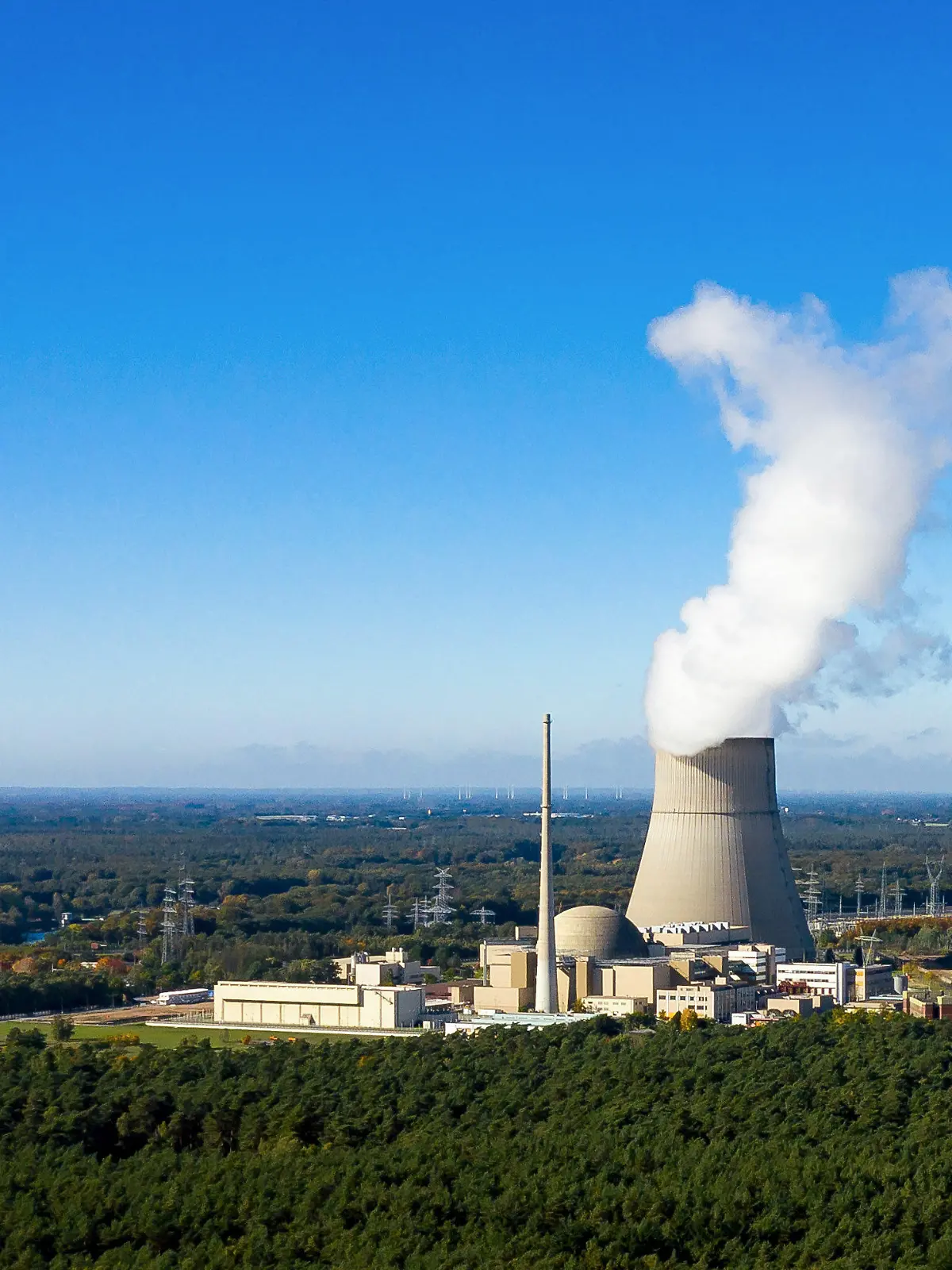 18.10.2022, Niedersachsen, Lingen: Das Kernkraftwerk Emsland (Luftaufnahme mit einer Drohne). Die verbleibenden drei deutschen Atomkraftwerke sollen maximal bis zum 15. April 2023 weiterlaufen können. Das hat Kanzler Olaf Scholz (SPD) entschieden. (zu dpa "Scholz spricht Machtwort: Drei AKW sollen länger laufen können") Foto: Sina Schuldt/dpa +++ dpa-Bildfunk +++