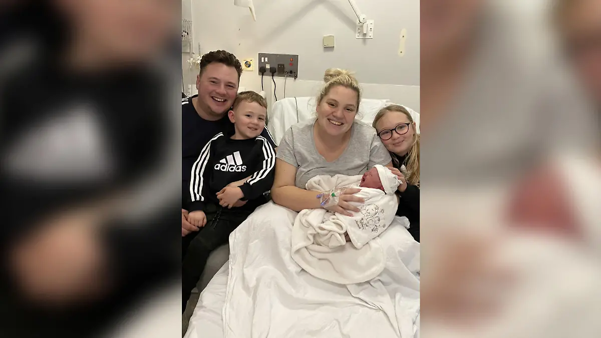 Samantha mit ihrer Familie, kurz nach der Geburt von Töchterchen Betty