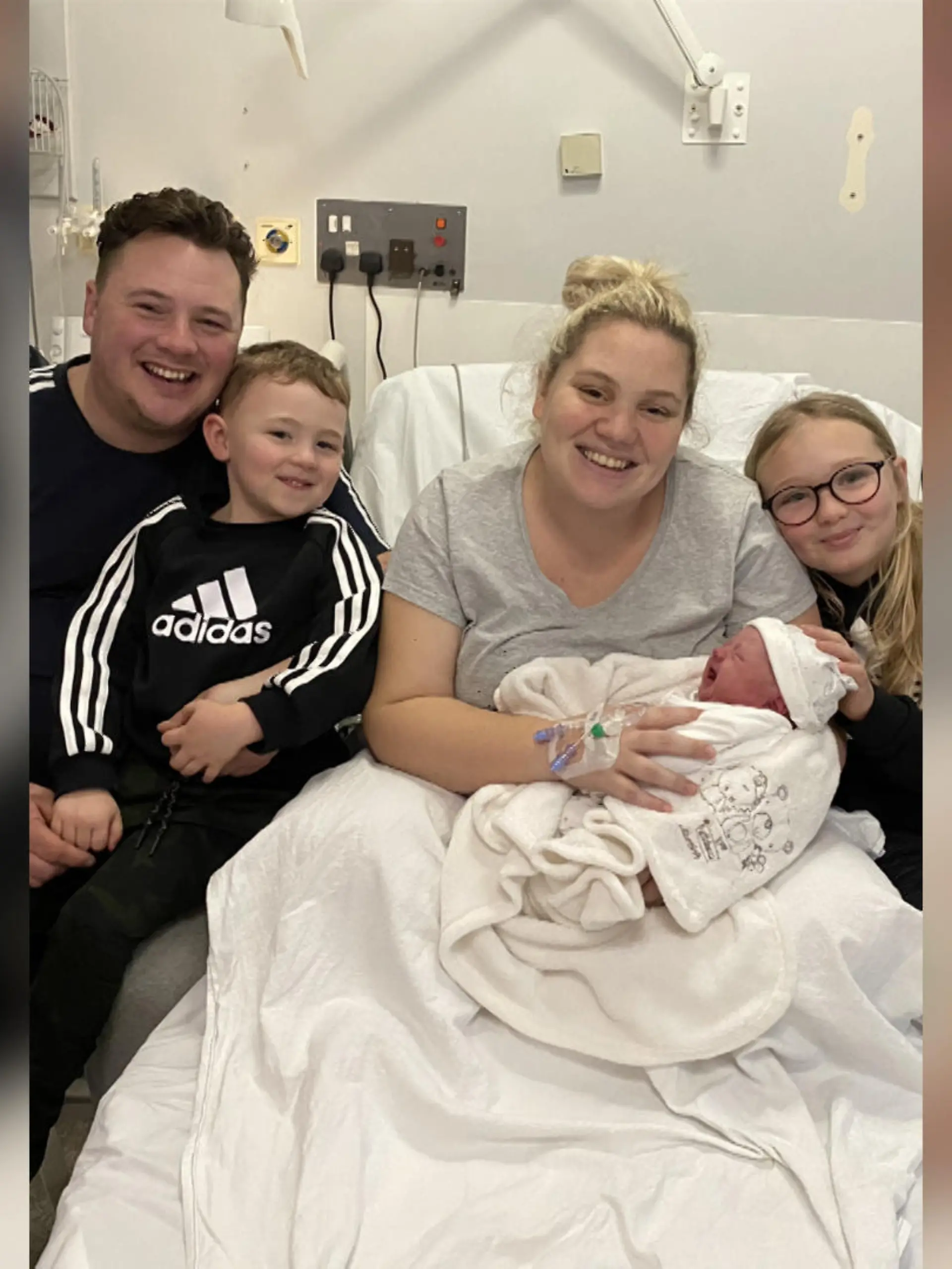 Samantha mit ihrer Familie, kurz nach der Geburt von Töchterchen Betty