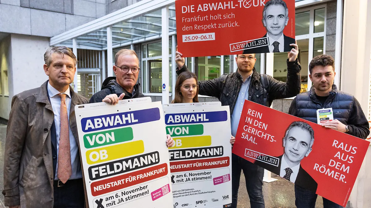 18.10.2022, Hessen, Frankfurt/M.: Protest im Vorfeld des Prozesses vor dem Landgericht Frankfurt. Dem Frankfurter Oberbürgermeister Peter Feldmann (SPD) wird im Zusammenhang mit dem Awo-Skandal Vorteilsannahme vorgeworfen. Foto: Hannes P. Albert/dpa - ACHTUNG: Verwendung nur im vollen Format +++ dpa-Bildfunk +++