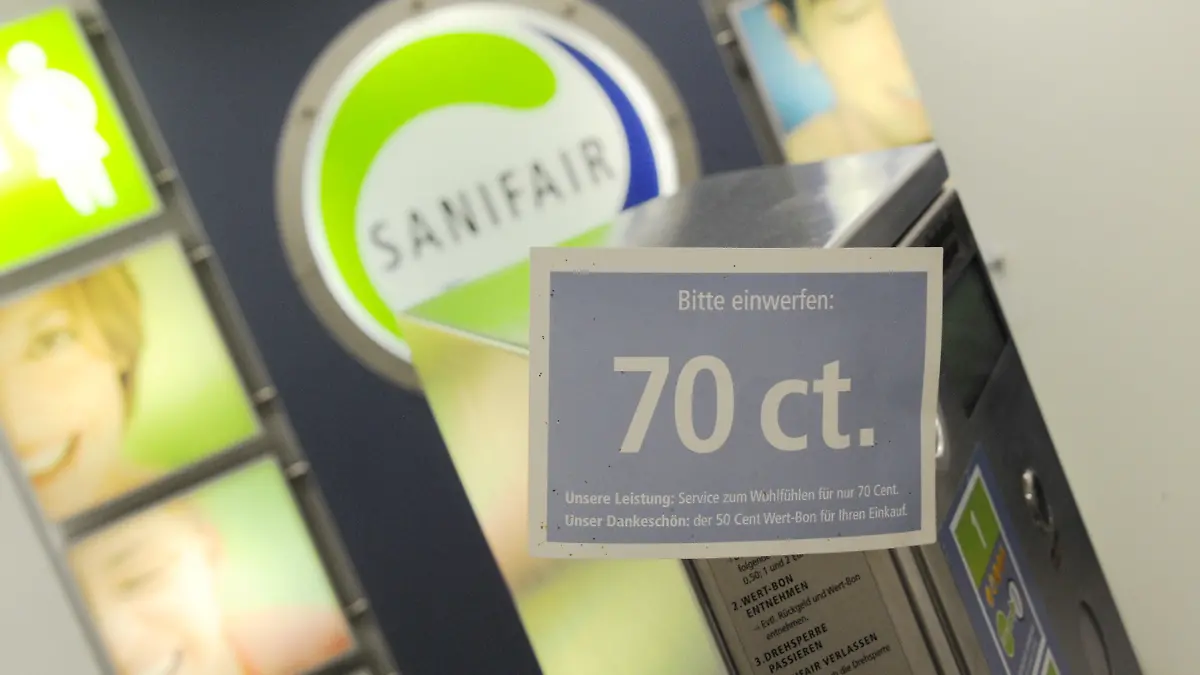 ARCHIV - 13.01.2013, Bayern, Rohrdorf: Ein Schild mit der Aufschrift «70 ct» ist am Automat am Eingangsbereich einer Sanifair-Toilette an einer Autobahn-Tankstelle angebracht. Der Toilettenbesuch wird an den meisten Autobahntankstellen und Raststätten in Deutschland teurer. Ab dem 18. November will der Toilettenbetreiber Sanifair das Nutzungsentgelt an den von ihm betriebenen rund 400 Toilettenanlagen entlang der Autobahnen von bislang 70 Cent auf 1 Euro erhöhen, wie die Deutsche Presse-Agentur aus Unternehmenskreisen erfuhr. (zu dpa "Viele Autobahn-Toiletten werden teurer: Sanifair erhöht die Preise") Foto: picture alliance / dpa +++ dpa-Bildfunk +++