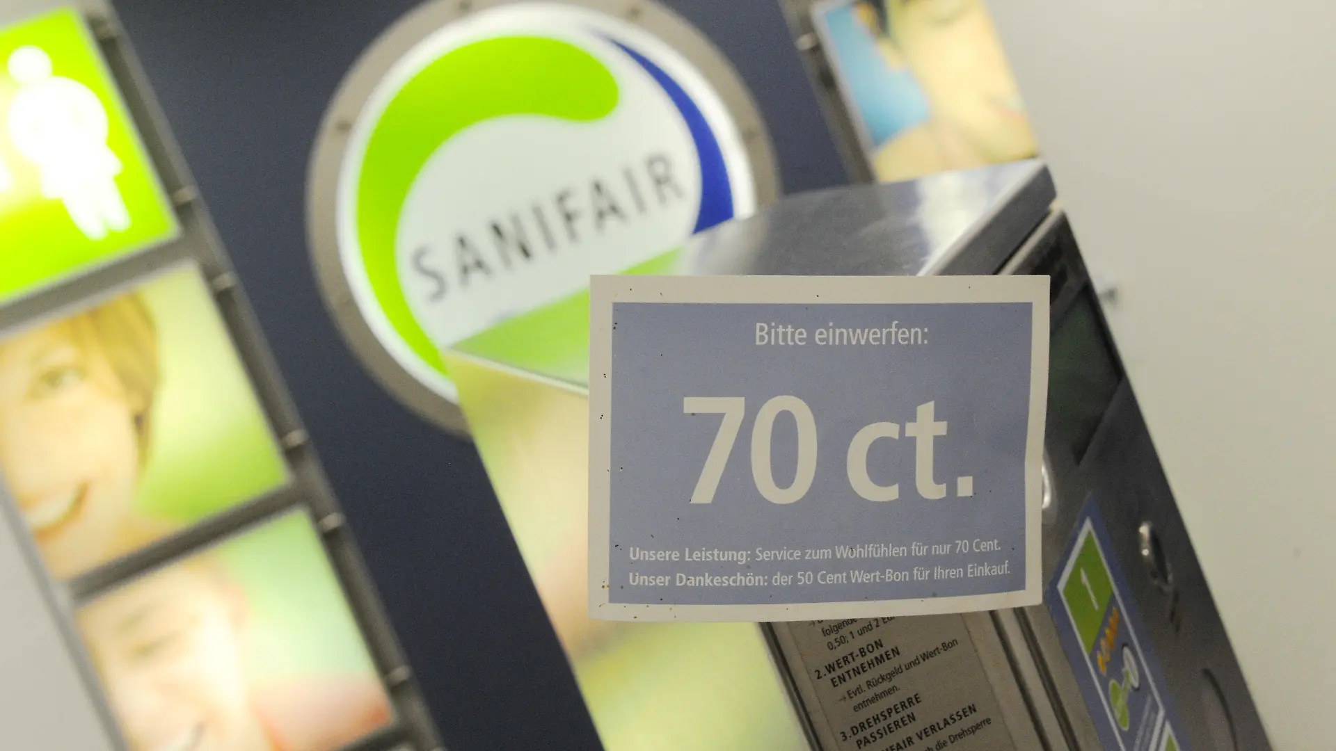ARCHIV - 13.01.2013, Bayern, Rohrdorf: Ein Schild mit der Aufschrift «70 ct» ist am Automat am Eingangsbereich einer Sanifair-Toilette an einer Autobahn-Tankstelle angebracht. Der Toilettenbesuch wird an den meisten Autobahntankstellen und Raststätten in Deutschland teurer. Ab dem 18. November will der Toilettenbetreiber Sanifair das Nutzungsentgelt an den von ihm betriebenen rund 400 Toilettenanlagen entlang der Autobahnen von bislang 70 Cent auf 1 Euro erhöhen, wie die Deutsche Presse-Agentur aus Unternehmenskreisen erfuhr. (zu dpa "Viele Autobahn-Toiletten werden teurer: Sanifair erhöht die Preise") Foto: picture alliance / dpa +++ dpa-Bildfunk +++