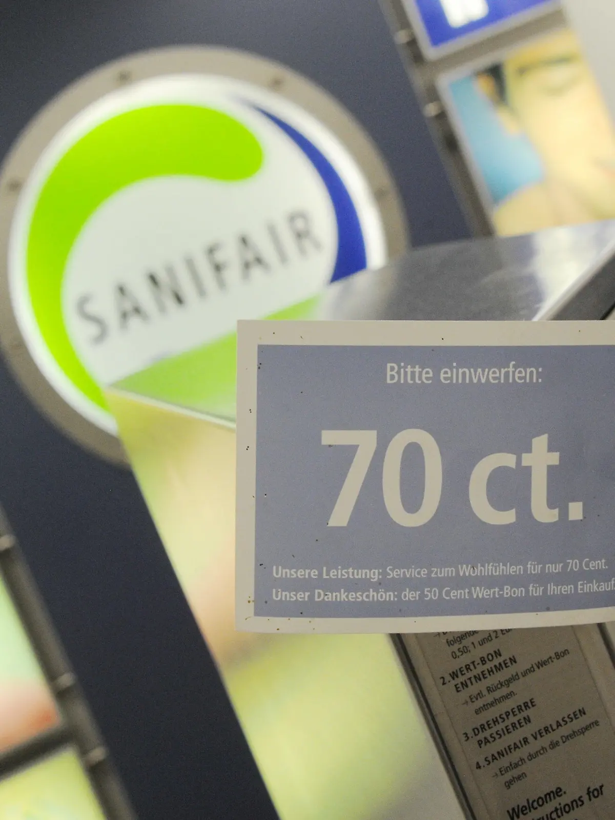 ARCHIV - 13.01.2013, Bayern, Rohrdorf: Ein Schild mit der Aufschrift «70 ct» ist am Automat am Eingangsbereich einer Sanifair-Toilette an einer Autobahn-Tankstelle angebracht. Der Toilettenbesuch wird an den meisten Autobahntankstellen und Raststätten in Deutschland teurer. Ab dem 18. November will der Toilettenbetreiber Sanifair das Nutzungsentgelt an den von ihm betriebenen rund 400 Toilettenanlagen entlang der Autobahnen von bislang 70 Cent auf 1 Euro erhöhen, wie die Deutsche Presse-Agentur aus Unternehmenskreisen erfuhr. (zu dpa "Viele Autobahn-Toiletten werden teurer: Sanifair erhöht die Preise") Foto: picture alliance / dpa +++ dpa-Bildfunk +++