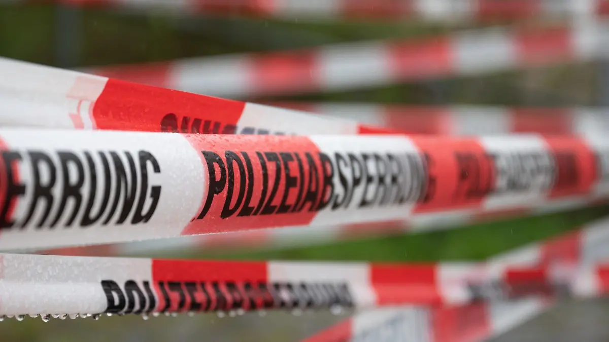 15.04.2023, Sachsen, Dresden: Absperrband der Polizei sperrt den Durchgang zu der Fundstelle einer Weltkriegsbombe. Die Fliegerbombe US-amerikanischer Bauart aus dem Zweiten Weltkrieg ist 250 Kilogramm schwer und soll am 15. April 2023 entschärft werden. Foto: Sebastian Kahnert/dpa +++ dpa-Bildfunk +++