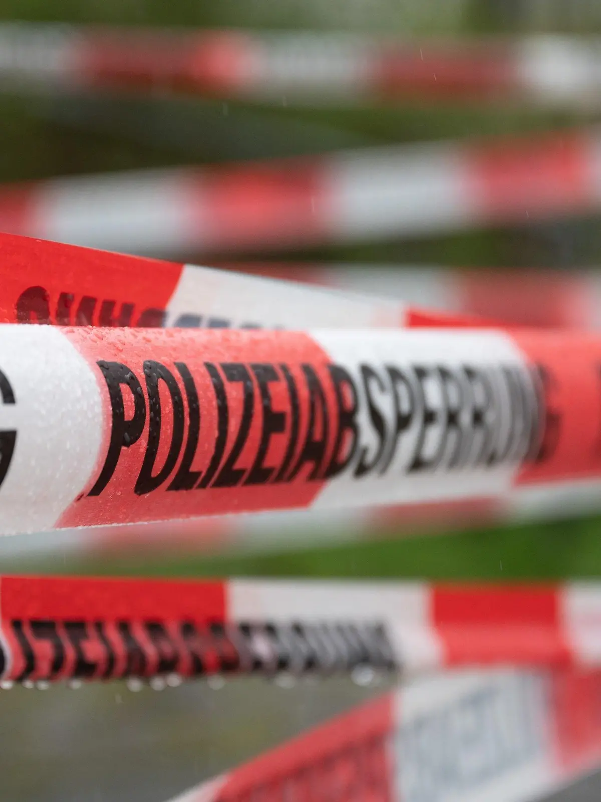 15.04.2023, Sachsen, Dresden: Absperrband der Polizei sperrt den Durchgang zu der Fundstelle einer Weltkriegsbombe. Die Fliegerbombe US-amerikanischer Bauart aus dem Zweiten Weltkrieg ist 250 Kilogramm schwer und soll am 15. April 2023 entschärft werden. Foto: Sebastian Kahnert/dpa +++ dpa-Bildfunk +++
