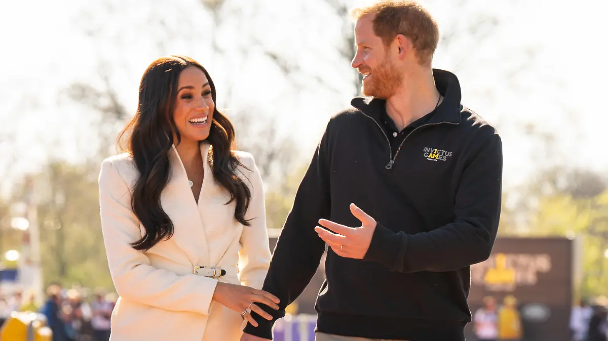 ARCHIV - 17.04.2022, Niederlande, Den Haag: Prinz Harry (r), Herzog von Sussex, und Meghan, Herzogin von Sussex, nehmen an den Leichtathletikwettbewerben der Invictus Games 2022 im Zuiderpark teil. Am 06.09.2022 kommt das Paar nach Düsseldorf, um für die in einem Jahr stattfindenden Invictus Games zu werben. (zu dpa "Feudaler Besuch: Prinz Harry und Meghan kommen nach Düsseldorf ") Foto: Aaron Chown/PA Wire/dpa +++ dpa-Bildfunk +++