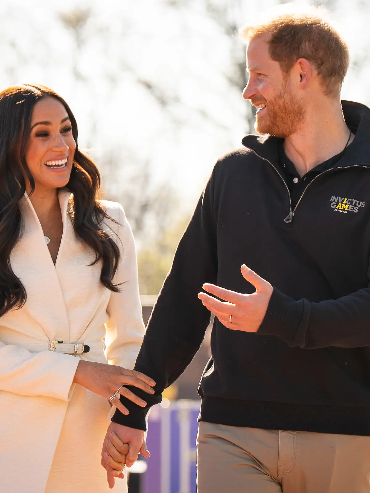 ARCHIV - 17.04.2022, Niederlande, Den Haag: Prinz Harry (r), Herzog von Sussex, und Meghan, Herzogin von Sussex, nehmen an den Leichtathletikwettbewerben der Invictus Games 2022 im Zuiderpark teil. Am 06.09.2022 kommt das Paar nach Düsseldorf, um für die in einem Jahr stattfindenden Invictus Games zu werben. (zu dpa "Feudaler Besuch: Prinz Harry und Meghan kommen nach Düsseldorf ") Foto: Aaron Chown/PA Wire/dpa +++ dpa-Bildfunk +++