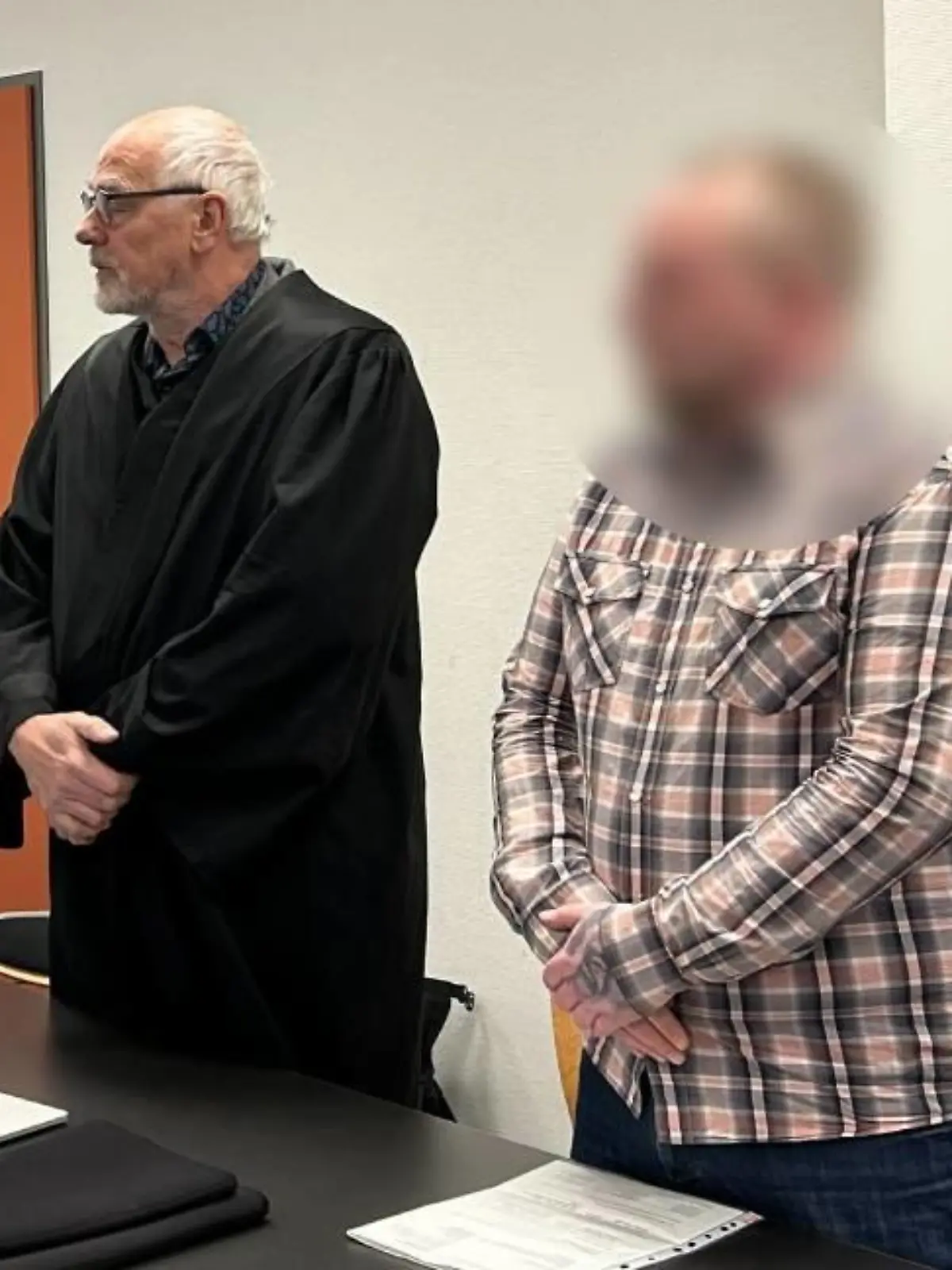 Der 34-Jährige steht vor Gericht, weil er seiner Oma dabei half, zu sterben.
