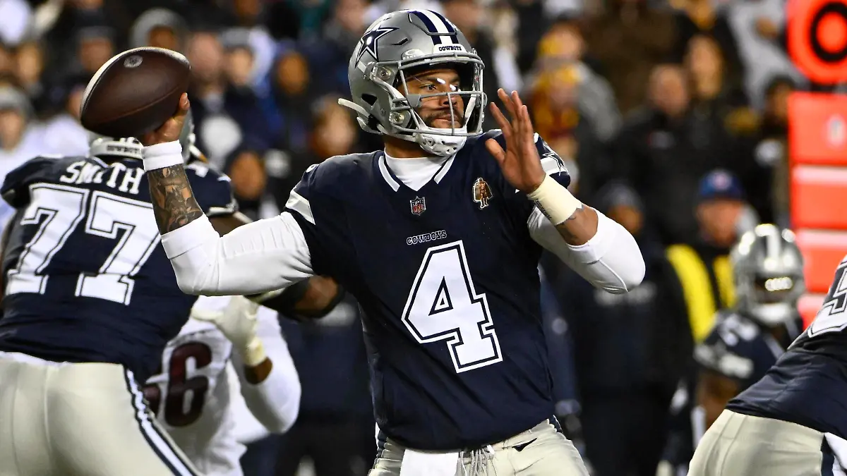 NFL, American Football Herren, USA Dallas Cowboys at Washington Commanders Jan 7, 2024 Landover, Maryland, USA Dallas Cowboys quarterback Dak Prescott 4 attempts a pass against the Washington Commanders during the first half at FedExField. Landover FedExField Maryland USA, EDITORIAL USE ONLY PUBLICATIONxINxGERxSUIxAUTxONLY Copyright: xBradxMillsx 20240107_dbm_au3_019