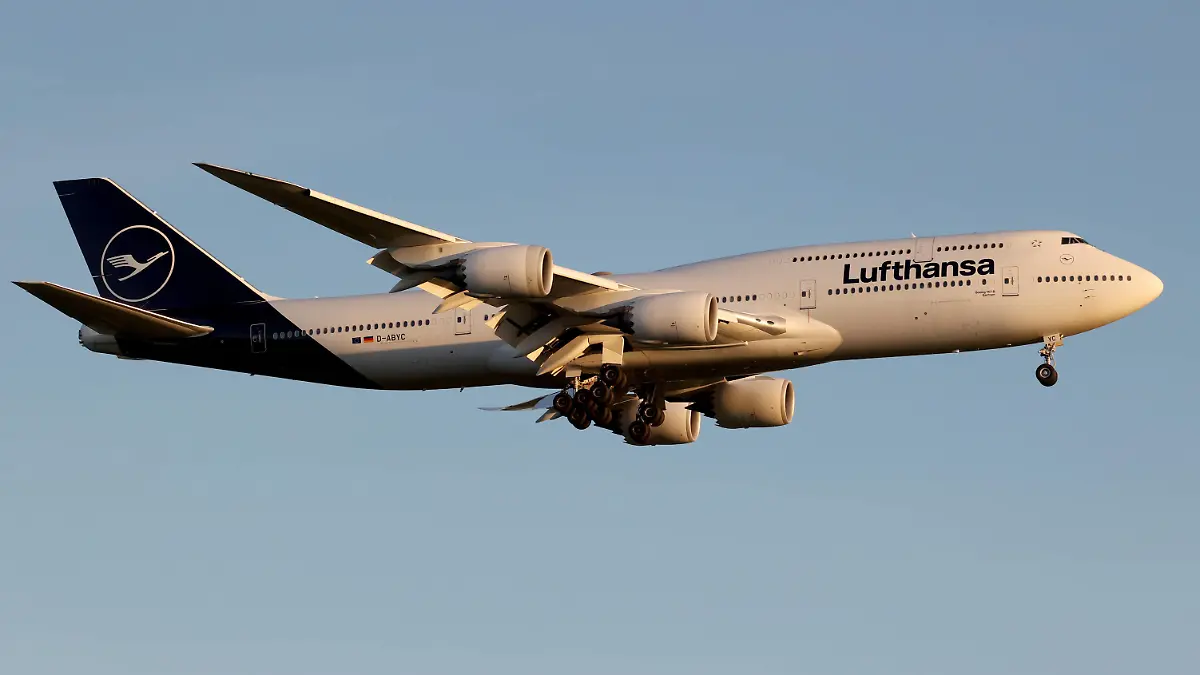 Ein Flugzeug der Fluggesellschaft Lufthansa, Boeing 747-830, Kennung D-ABYC im Landeanflug auf den Flughafen Frankfurt a.M. Flughafen Frankfurt a.M. am 05.09.2023 in Frankfurt a.M./Deutschland. *** An airplane of the airline Lufthansa, Boeing 747 830, registration D ABYC approaching Frankfurt a M airport Frankfurt a M airport on 05 09 2023 in Frankfurt a M Germany