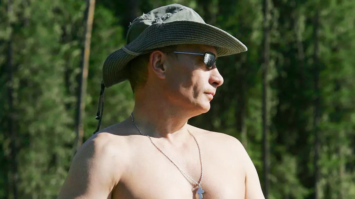 Russian President Vladimir Putin enjoys fishing with Prince Albert II of Monaco (not pictured) in the headwaters of the Yenisei River, Russia, 13 August 2007. EPA/DMITRY ASTAKHOV - POOL +++(c) dpa - Bildfunk+++