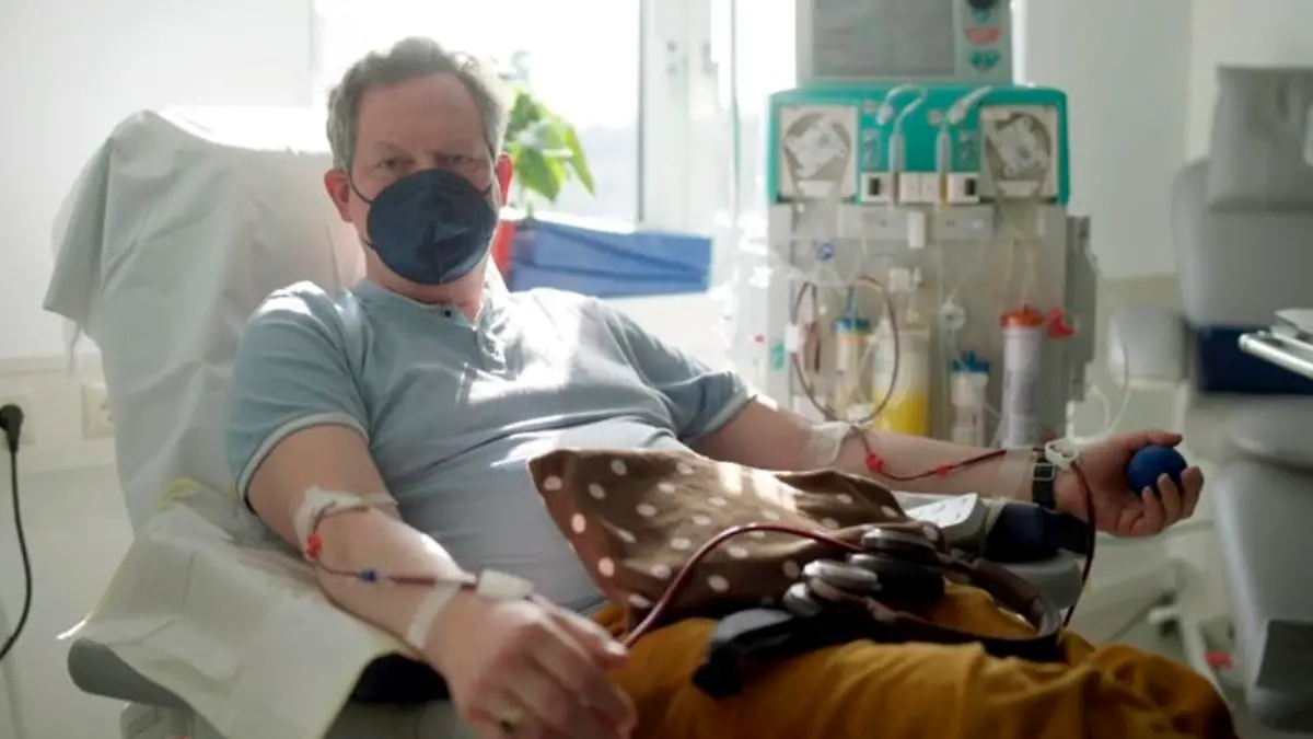 ARD/WDR HIRSCHHAUSEN UND LONG-COVID, "Die Pandemie der Unbehandelten", am Montag (19.09.22) um 20:15 Uhr im ERSTEN.
Nach einer Corona-Infektion lässt Eckart von Hirschhause mit Hilfe der HELP-Apherese sein Blut filtern.
© WDR/Bilderfest, honorarfrei - Verwendung gemäß der AGB im engen inhaltlichen, redaktionellen Zusammenhang mit genannter WDR-Sendung bei Nennung "Bild: WDR/Bilderfest" (S2+). WDR Kommunikation/Redaktion Bild, Köln, Tel: 0221/220 -7132 oder -7133, Fax: -777132, bildkommunikation@wdr.de