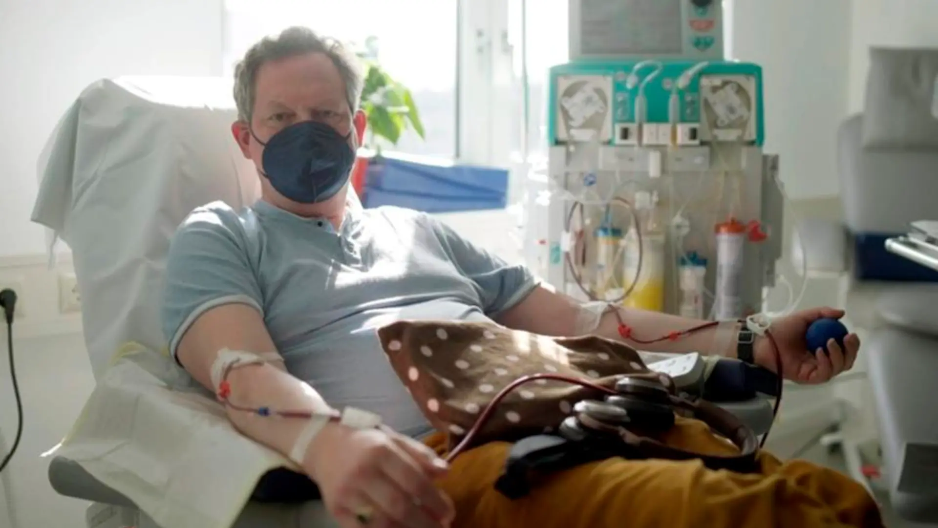 ARD/WDR HIRSCHHAUSEN UND LONG-COVID, "Die Pandemie der Unbehandelten", am Montag (19.09.22) um 20:15 Uhr im ERSTEN.
Nach einer Corona-Infektion lässt Eckart von Hirschhause mit Hilfe der HELP-Apherese sein Blut filtern.
© WDR/Bilderfest, honorarfrei - Verwendung gemäß der AGB im engen inhaltlichen, redaktionellen Zusammenhang mit genannter WDR-Sendung bei Nennung "Bild: WDR/Bilderfest" (S2+). WDR Kommunikation/Redaktion Bild, Köln, Tel: 0221/220 -7132 oder -7133, Fax: -777132, bildkommunikation@wdr.de