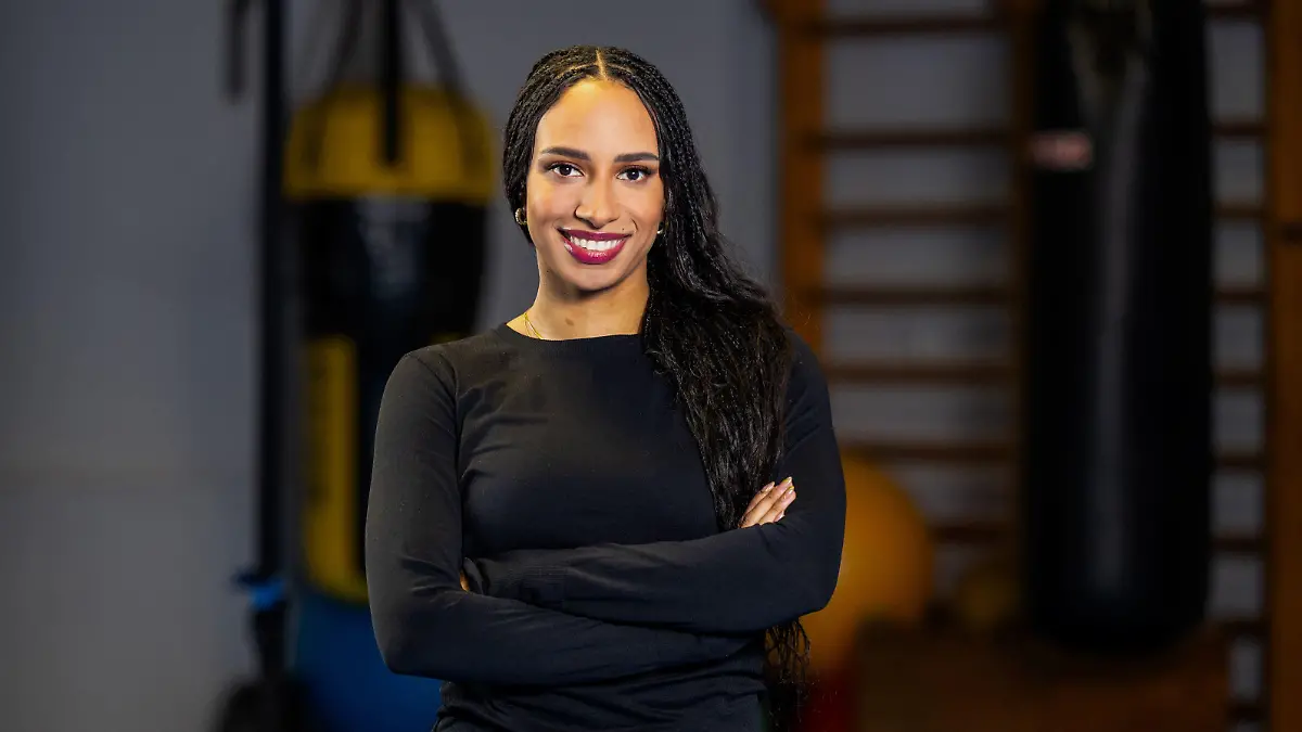 Brenda lernt Dennis Gries im Boxring kennen.