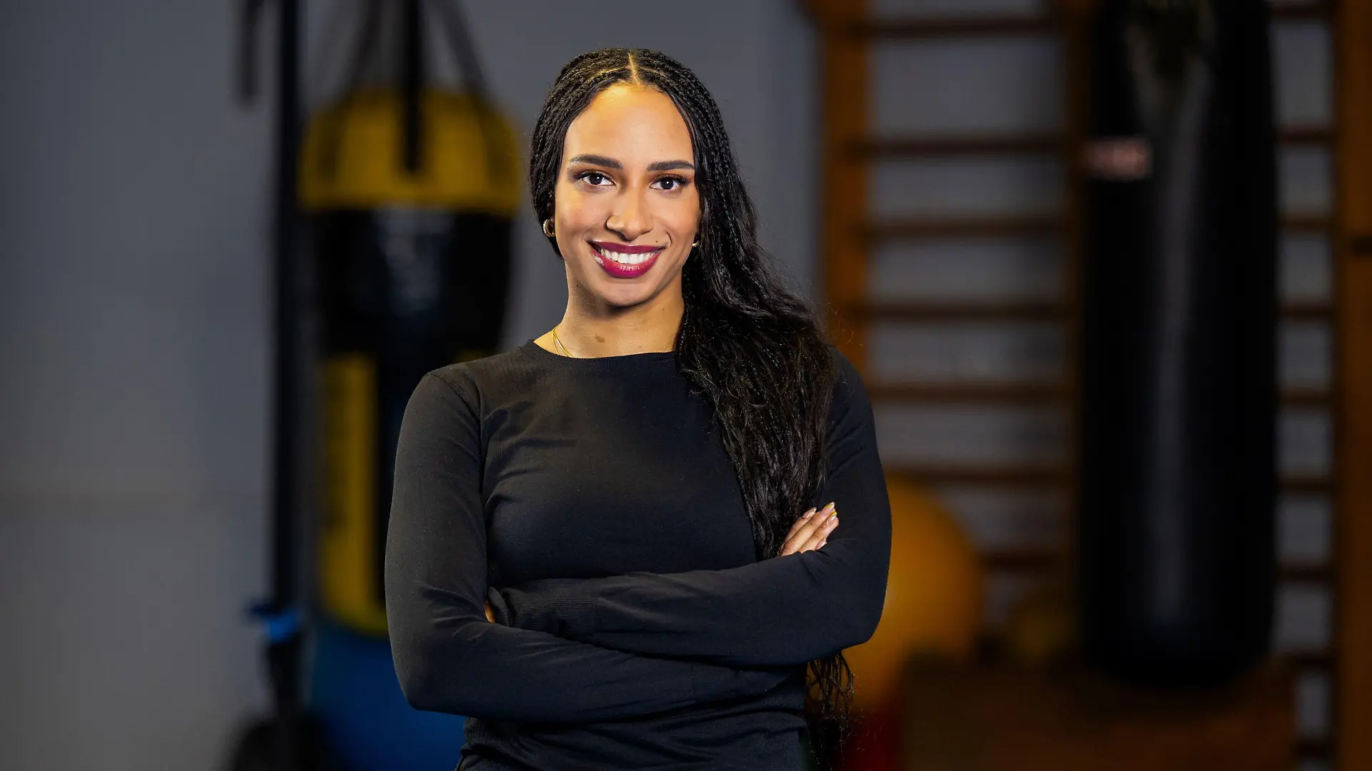 Brenda lernt Dennis Gries im Boxring kennen.