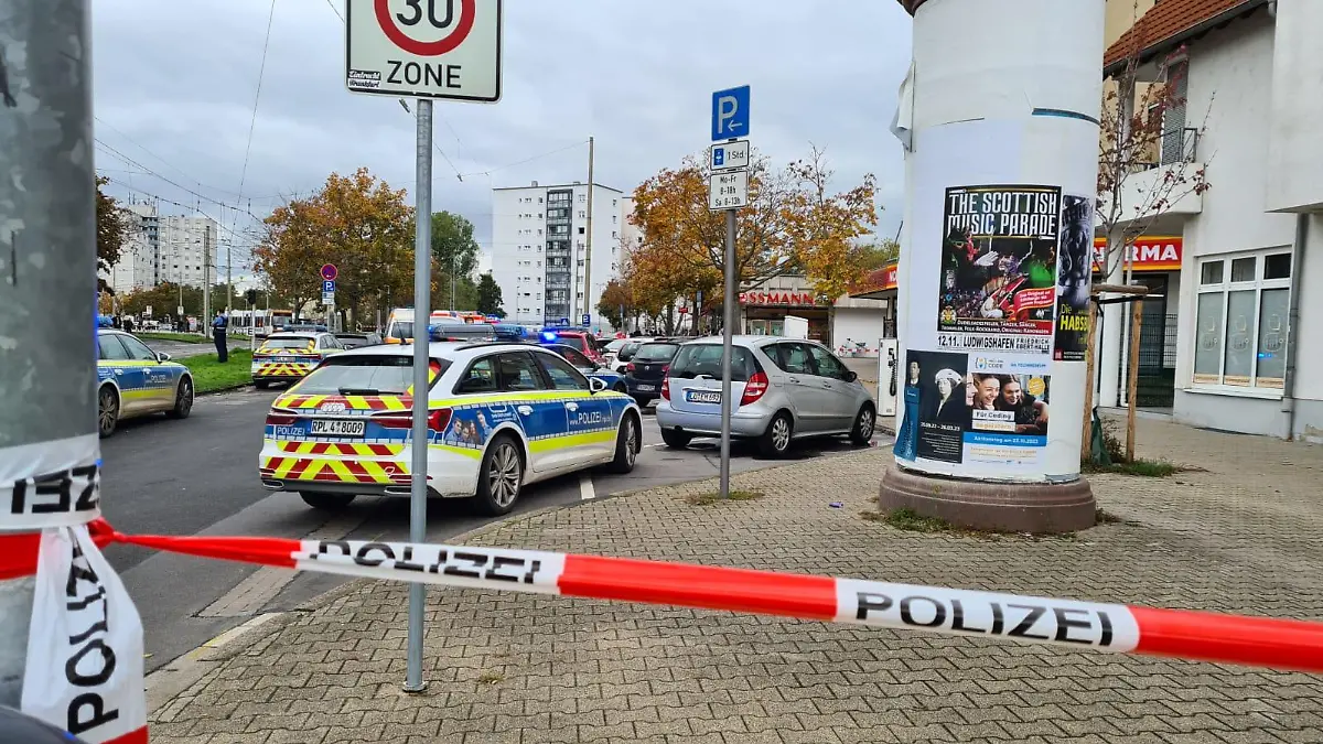 18.10.2022, Rheinland-Pfalz, Ludwigshafen: Im Stadteil Oggersheim ist eine Straße abgesperrt. Bei einem Messerangriff sind dort zwei Menschen getötet und ein weiterer schwer verletzt worden. Der mutmaßliche Täter sei bei der Festnahme angeschossen und schwer verletzt worden, sagte eine Sprecherin des Polizeipräsidiums Rheinpfalz am Dienstag. Foto: Keutz TV-NEWS/dpa +++ dpa-Bildfunk +++