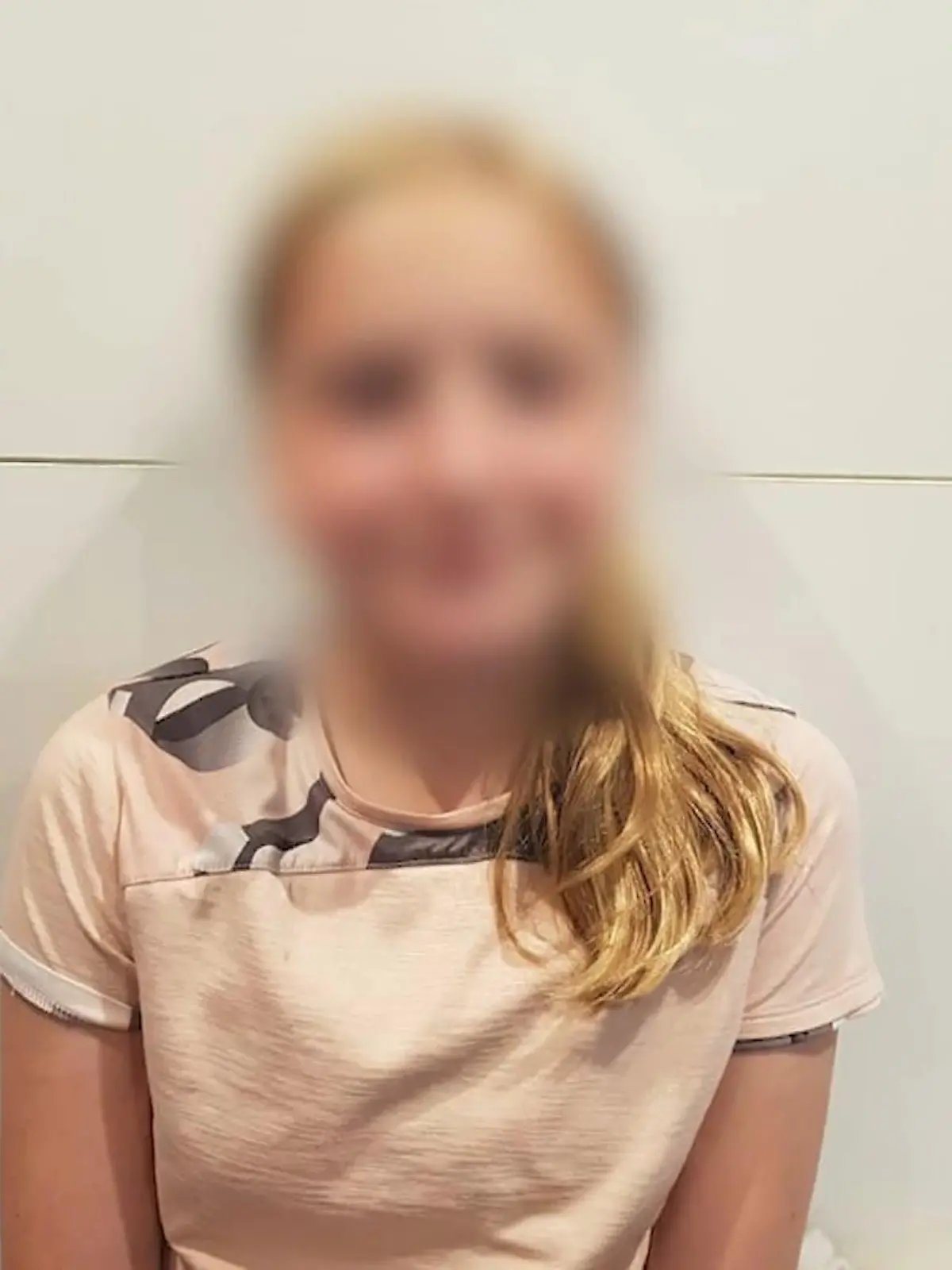 In Paris ist in einem Koffer die Leiche eines jungen Mädchens entdeckt worden. Dabei scheint es sich um die 12-jährige Lola zu handeln. Sie sei mit Wunden am Hals zusammengerollt am Freitagabend gegen 23 Uhr gefunden worden, berichtete der französische Nachrichtensender BFMTV am Samstag. Am Sonntagmittag gab die Staatsanwaltschaft dann bekannt: Das Kind starb durch Ersticken, das habe die Obduktion ergeben. Auch seien mysteriöse Zeichen auf ihrem Körper entdeckt worden.