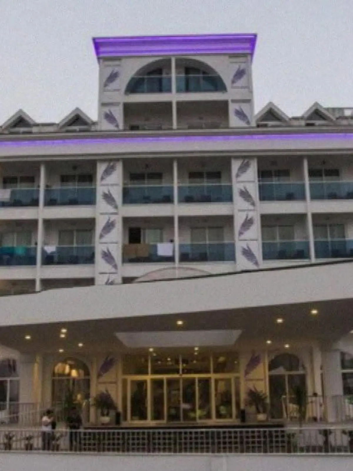 Die Urlauber sind noch da und das Hotel macht einfach dicht! Diesen Horror mussten gleich mehrere Türkei-Urlauber in einem Hotel im Küstenort Side erleben. Vier Tage vor dem Ende ihrer Reise geht das Hotel plötzlich und unangekündigt in die Betriebsferien. Doch der Albtraum geht noch weiter – vor allem am Frühstücks-Buffet! RTL-Reiseexperte Ralf Benkö schaltet sich ein und kämpft für die enttäuschten Türkei-Reisenden. Wie der Horror-Urlaub ausgeht? Das erfahrt ihr im Video.