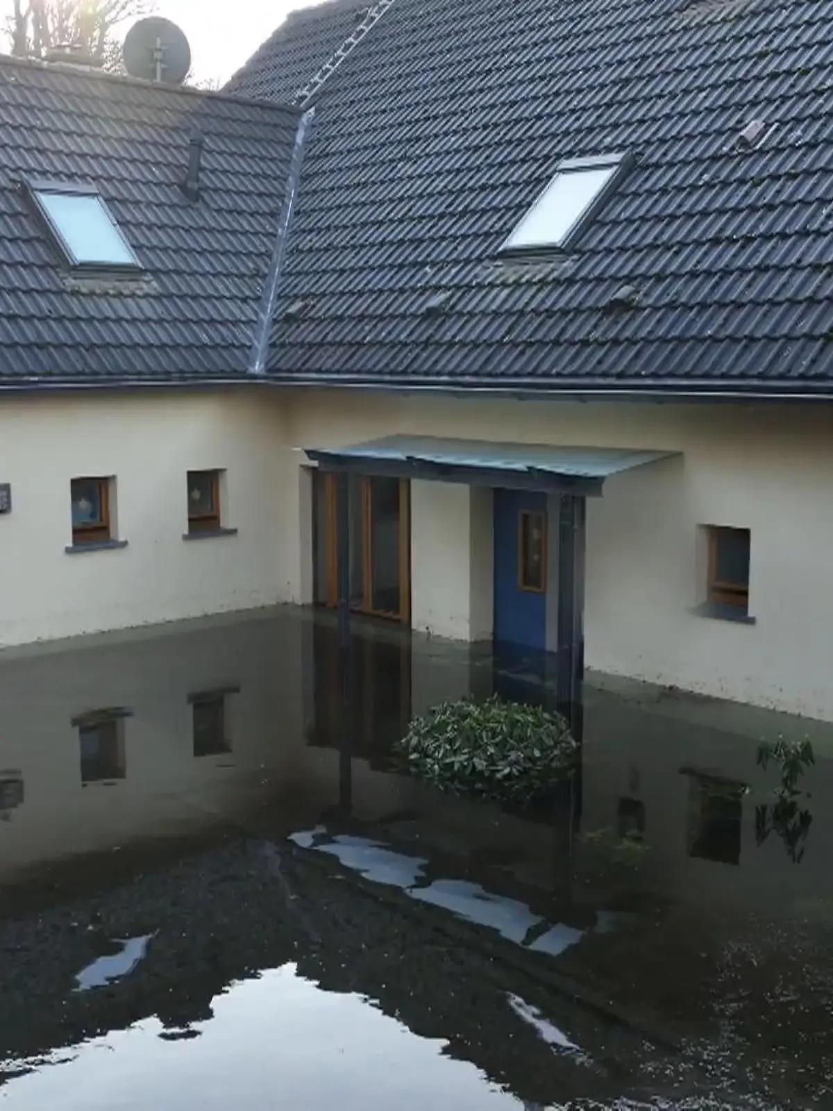 Bild zu: "Haus von Familie steht unter Wasser "