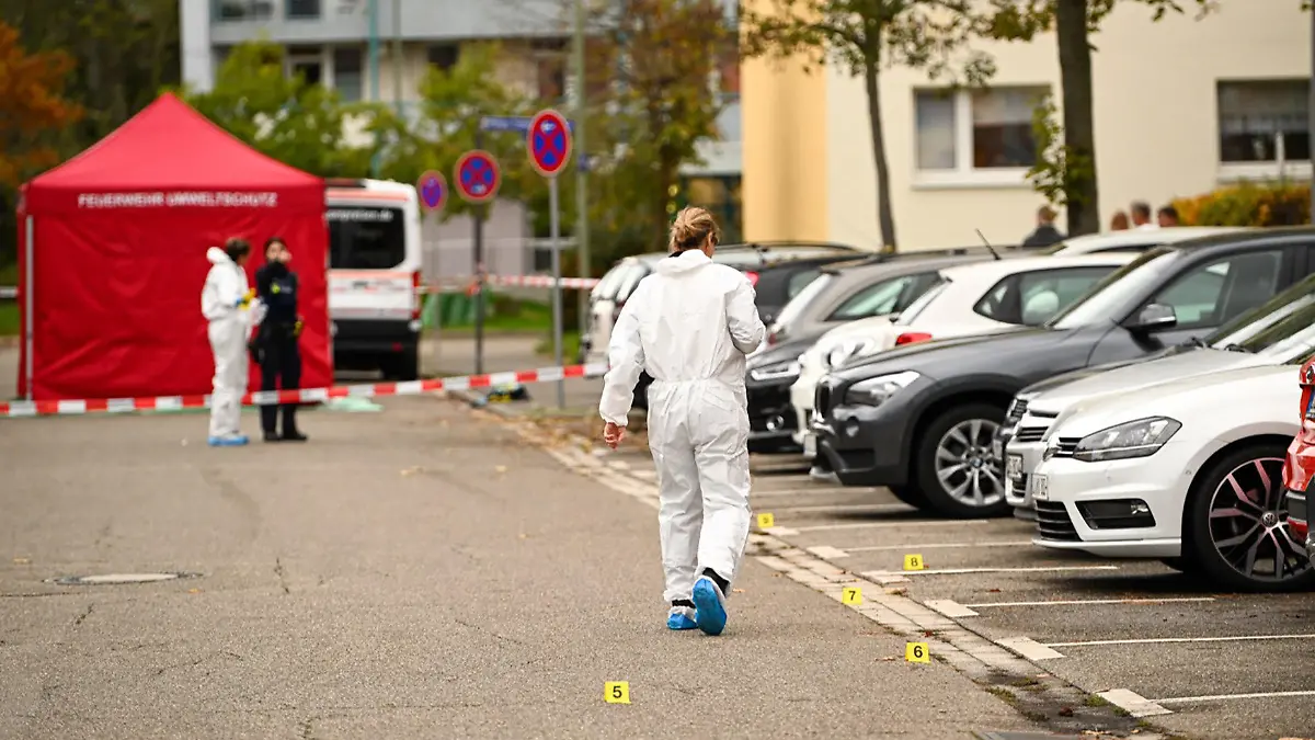 18.10.2022, Rheinland-Pfalz, Ludwigshafen: Im Stadtteil Oggersheim haben Ermittler Nummern an einzelnen Spuren aufgestellt. Bei einem Messerangriff sind dort zwei Menschen getötet und ein weiterer schwer verletzt worden. Der mutmaßliche Täter sei bei der Festnahme angeschossen und schwer verletzt worden, sagte eine Sprecherin des Polizeipräsidiums Rheinpfalz am Dienstag. Foto: Alexander Keutz/Keutz TV-NEWS/dpa +++ dpa-Bildfunk +++