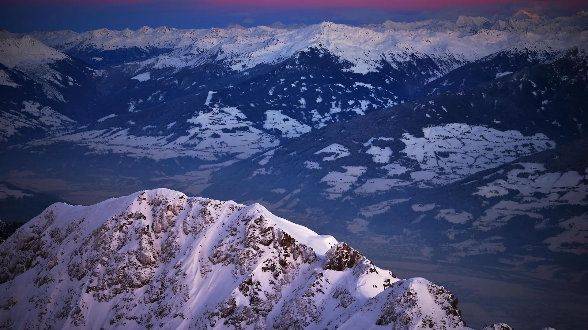 Teil des Oberen Inntals im Winter, in der Abenddämmerung, vom Grat der Nordkette des Karwendelgebirges, bei Innsbruck, Tirol, Österreich, Europa Copyright: imageBROKER/DanielxGerdxPoelsler ibldpo04110245.jpg
Part the Superiors Inn Valley in Winter in the Dusk of Ridge the North chain the Karwendel Mountains at Innsbruck Tyrol Austria Europe Copyright image broker DanielxGerdxPoelsler ibldpo04110245 JPG