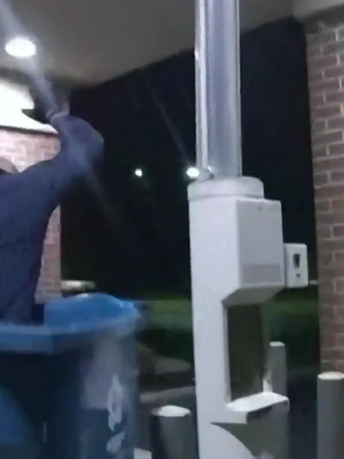 Ein Mann bricht in eine Bank ein und will sich anschließend heimlich aus dem Staub machen. Doch aus seinem Plan wird nichts. Vor den Augen der Polizei landet er im Müll!