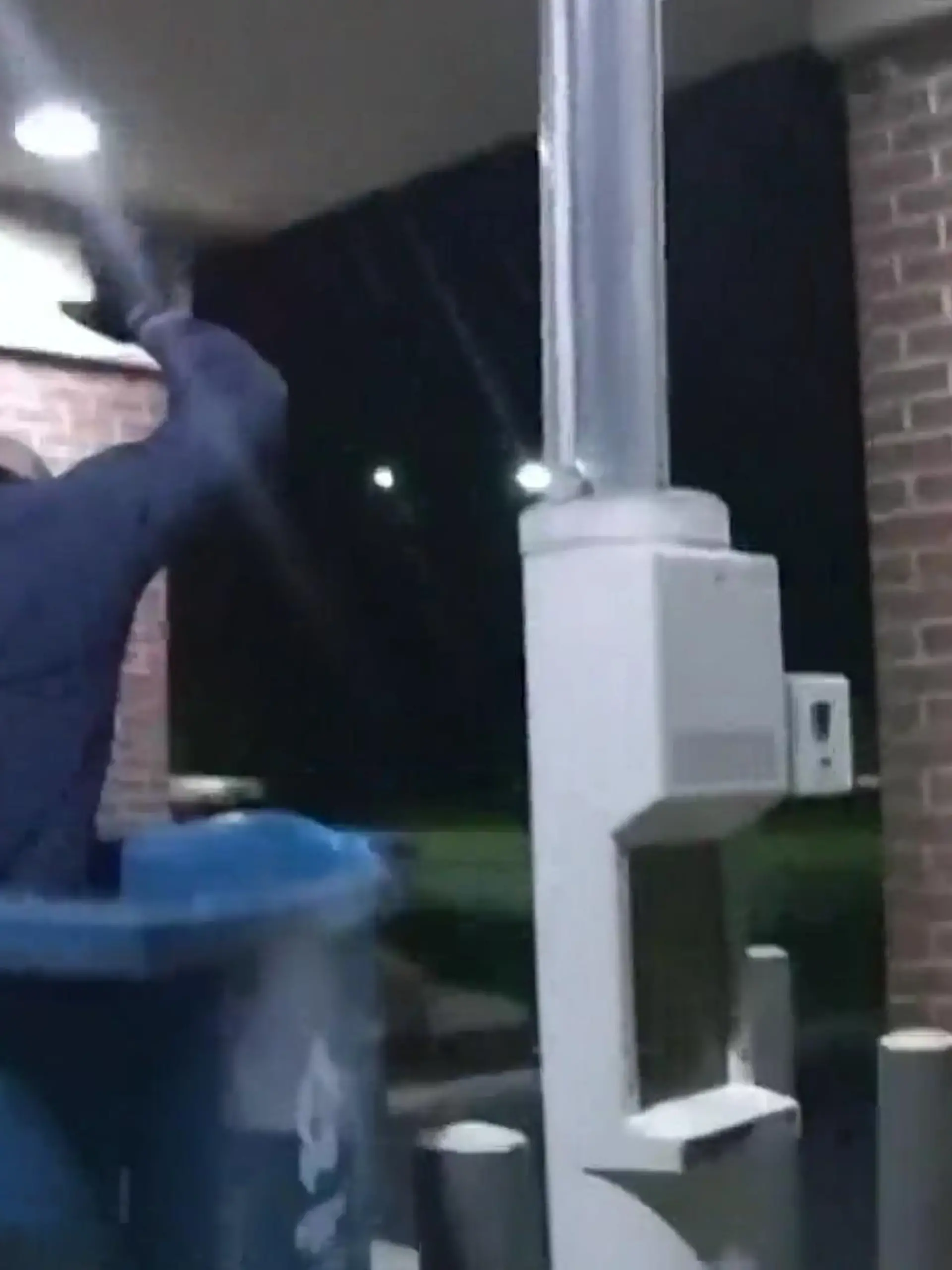 Ein Mann bricht in eine Bank ein und will sich anschließend heimlich aus dem Staub machen. Doch aus seinem Plan wird nichts. Vor den Augen der Polizei landet er im Müll!