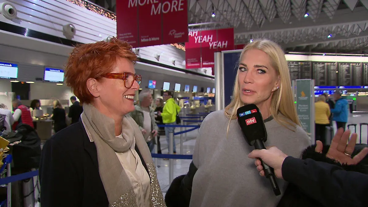 Sarah Kern und ihre Dschungelcamp-Begleiterin Eva Sieve am Frankfurter Flughafen