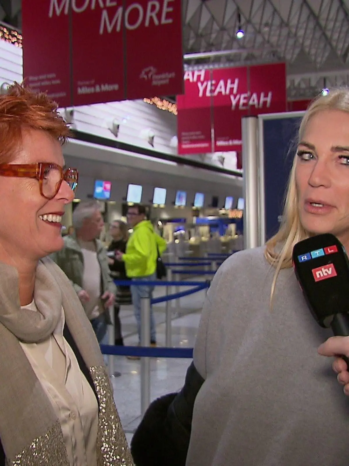 Sarah Kern und ihre Dschungelcamp-Begleiterin Eva Sieve am Frankfurter Flughafen