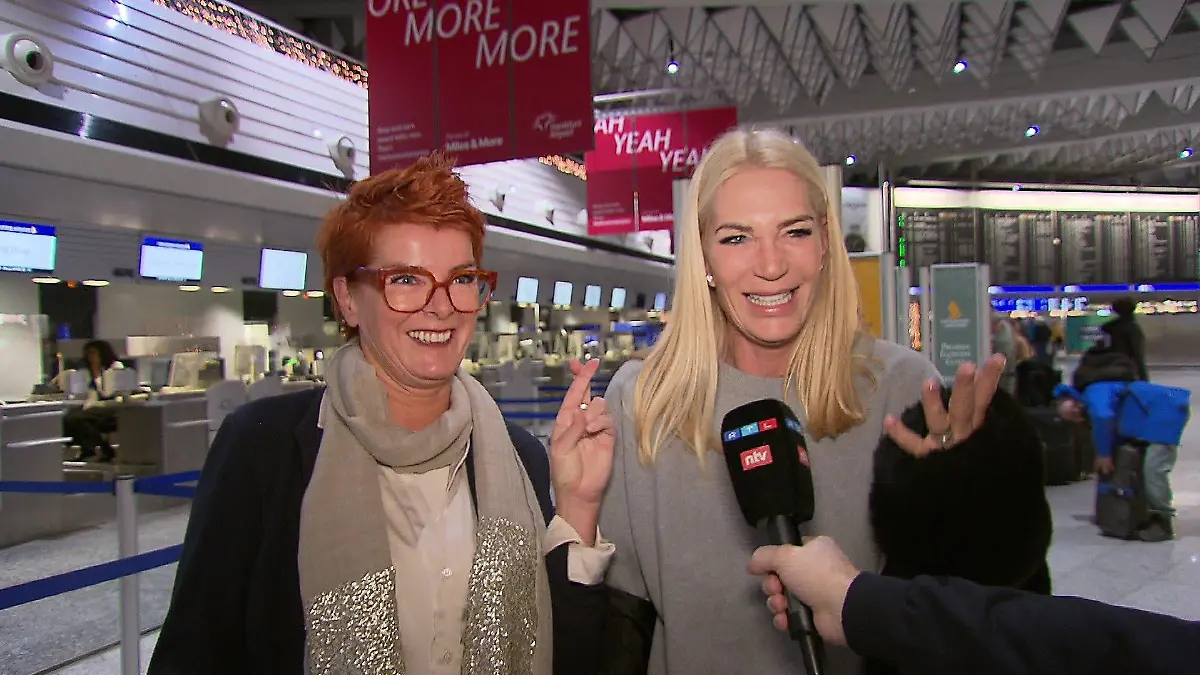 Sarah Kern und ihre Dschungelcamp-Begleitung Eva Sieve am Frankfurter Flughafen
