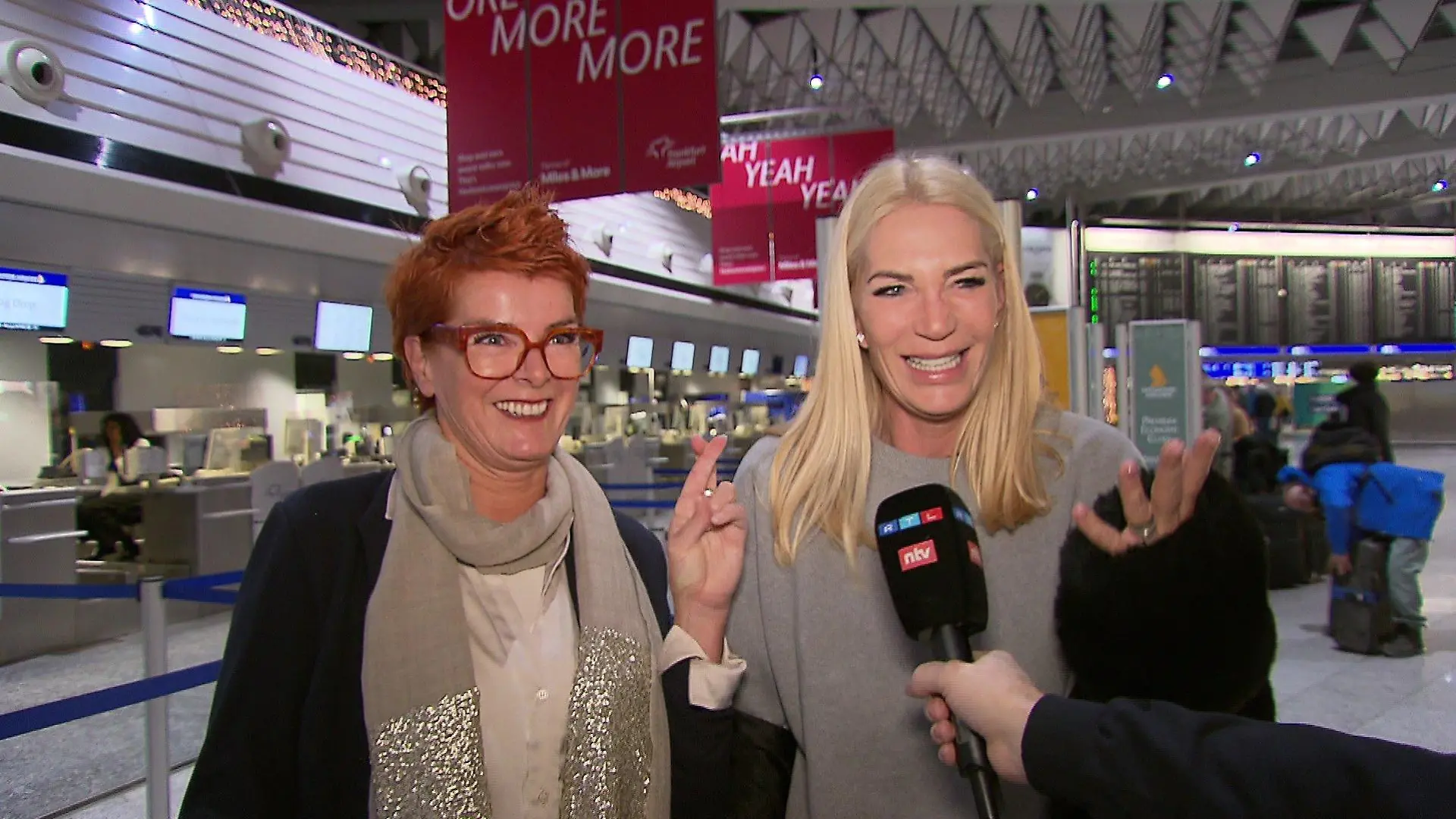 Sarah Kern und ihre Dschungelcamp-Begleitung Eva Sieve am Frankfurter Flughafen
