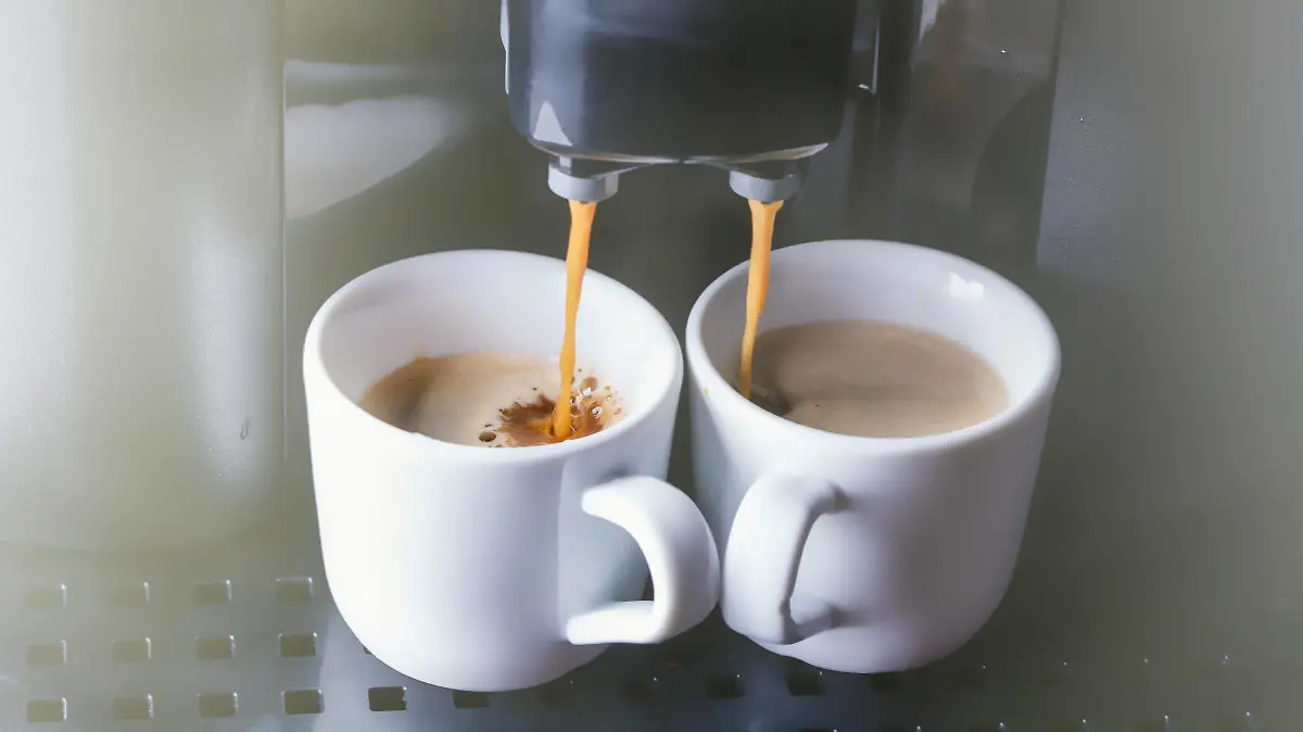 Tassen unter einem Kaffeevollautomaten