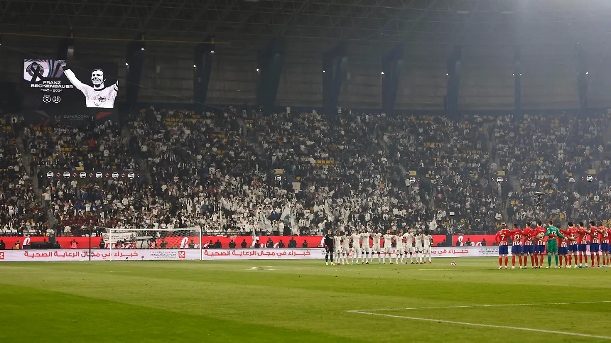 Semifinales de la Supercopa de Espana entre el Real Madrid y el Atlà tico. En la imagen, homenaje a Frank Beckenbauer. Spain s Supercup semifinal between Real Madrid and Atlà tico. In this picture, homage to Frank Beckenbauer. ÃNGELxRIVERO PUBLICATIONxNOTxINxESP ecommerceFotos eCommerce2-145921153 2