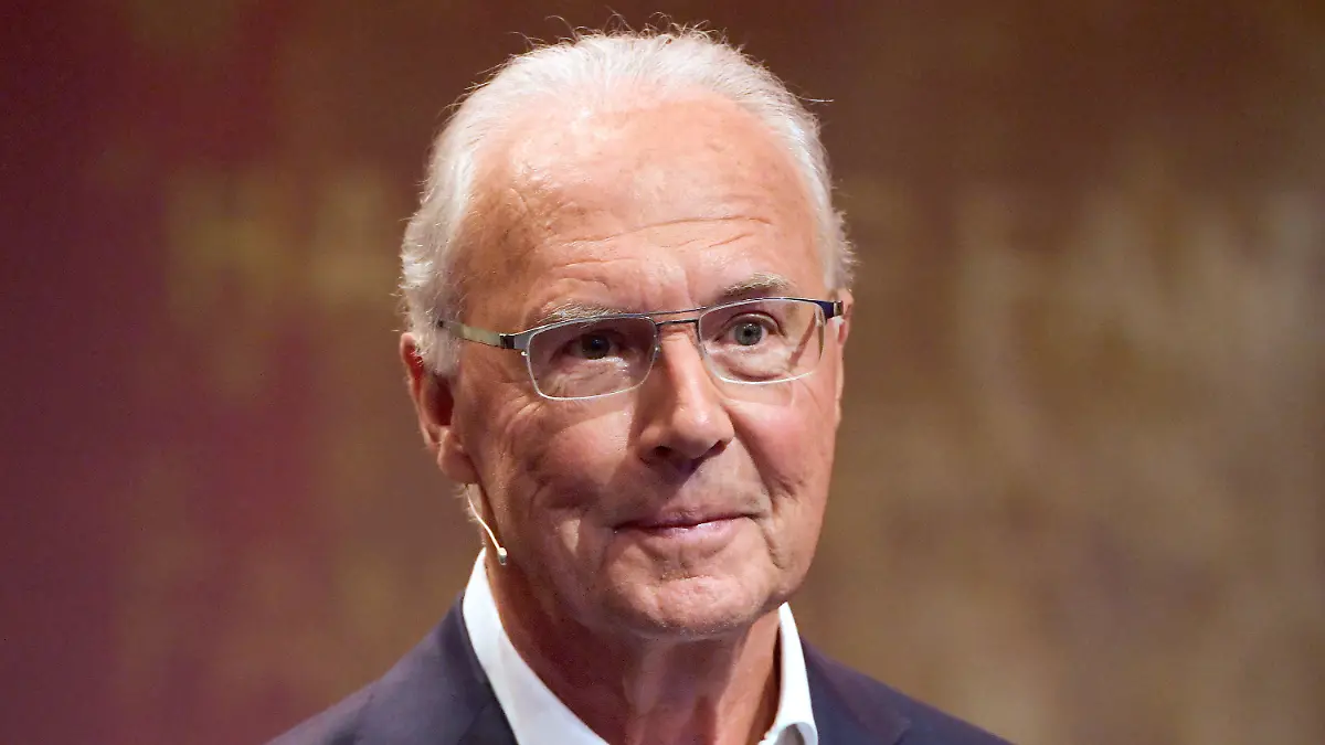 ARCHIV - 01.04.2019, Nordrhein-Westfalen, Dortmund: Franz Beckenbauer, ehemaliger Fußballprofi und ehemaliger Bundestrainer, nimmt an der Gala zur Einweihung der Hall of Fame des deutschen Fußballs im Deutschen Fußballmuseum teil. Der Bayerische Landes-Sportverband hat Beckenbauer nach dessen Tod als sportliche Ausnahmeerscheinung bezeichnet. (zu dpa: «Bayerns Sportverband: Beckenbauer sportliche Ausnahmeerscheinung») Foto: Ina Fassbender/dpa +++ dpa-Bildfunk +++