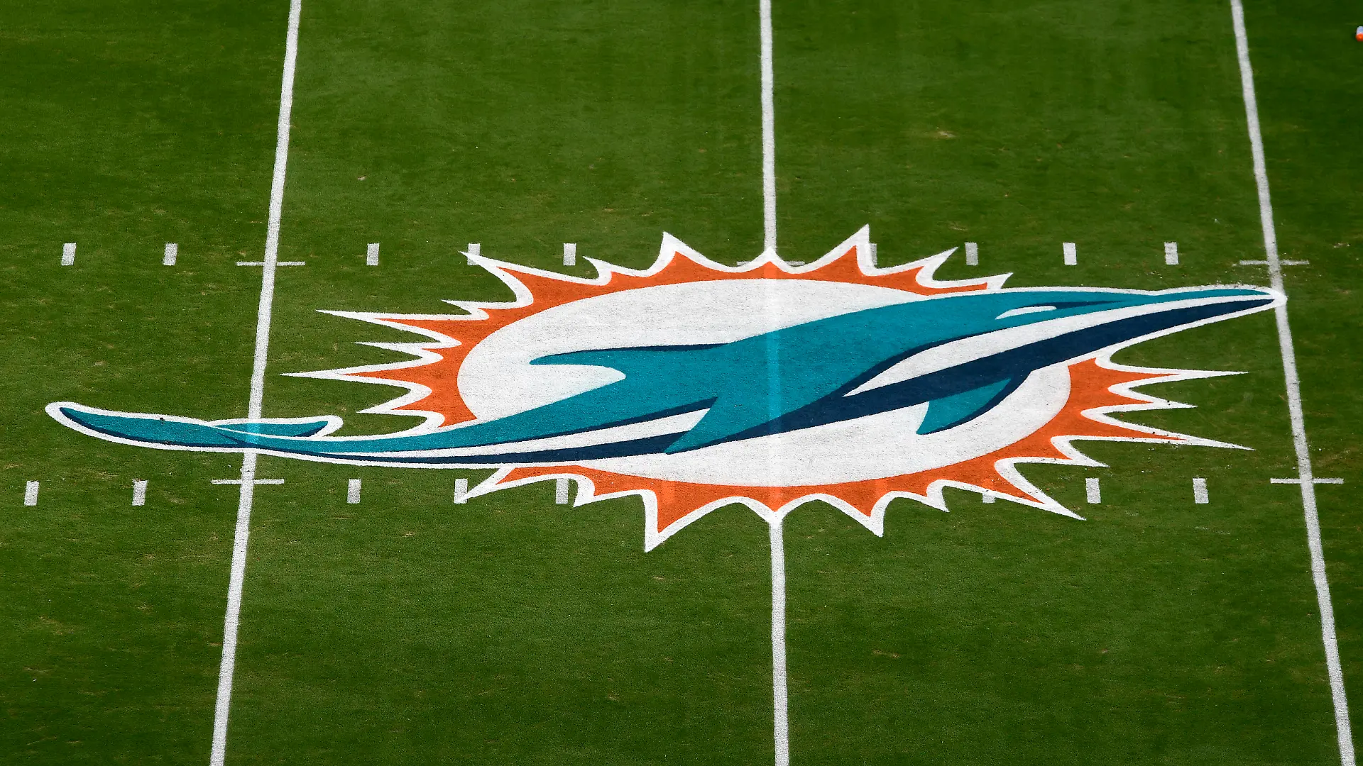 MIAMI GARDENS, FL - DECEMBER 05: The Miami Dolphins logo is seen at mid-field before the NFL, American Football Herren, USA football game between the New York Giants and the Miami Dolphins on December 5, 2021, at Hard Rock Stadium in Miami Gardens, Florida. Photo by Michael Allio/Icon Sportswire NFL: DEC 05 Giants at Dolphins Icon116211205054