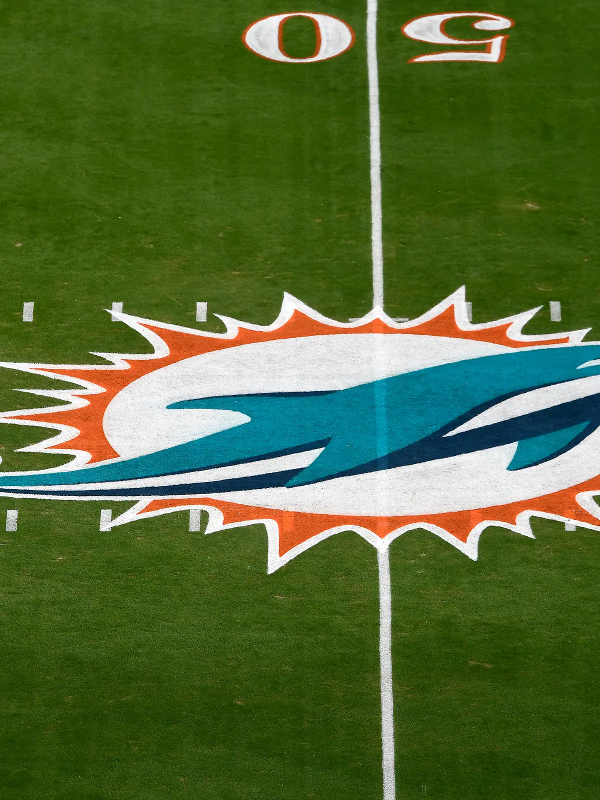 MIAMI GARDENS, FL - DECEMBER 05: The Miami Dolphins logo is seen at mid-field before the NFL, American Football Herren, USA football game between the New York Giants and the Miami Dolphins on December 5, 2021, at Hard Rock Stadium in Miami Gardens, Florida. Photo by Michael Allio/Icon Sportswire NFL: DEC 05 Giants at Dolphins Icon116211205054 