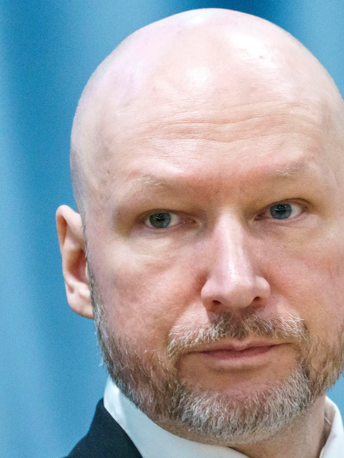 Norwegen, Anders Breivik klagt gegen Haftbedingungen im Gefängnis in Ringerike Anders Behring Breivik til sak mot staten om soningsforhold Tyristrand 20240108. Anders Behring Breivik under forste dag av saken i Oslo tingrett som gjelder hans soningsforhold og hans rettigheter etter Den Europeiske. Menneskerettighetskonvensjonen. Rettssaken finner sted i en gymsal i Ringerike fengsel. Breivik, som na kaller seg Fjotolf Hansen, ble aret etter terrorangrepene mot Oslo og Utoya 22. juli 2011, domt til 21 ars forvaring med en minstetid pa 10 ar. 77 mennesker mistet livet i angrepene. Foto: Cornelius Poppe / POOL / NTB Tyristrand Norge stgCHgByMbI EDITORIAL USE ONLY Ref:_BNCstgCHgByMbI.jpg PUBLICATIONxNOTxINxNORxSWExDENxFINxFRAxISL Copyright: xCorneliusxPoppex/xPOOLx/xNTBx