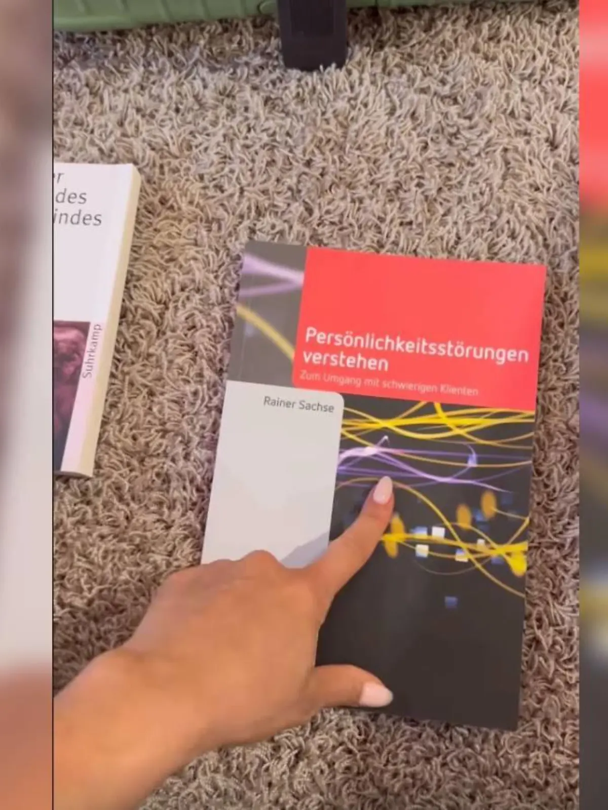 Amira Pocher zeigt ihre Reiselektüre - und die ist nicht ohne.