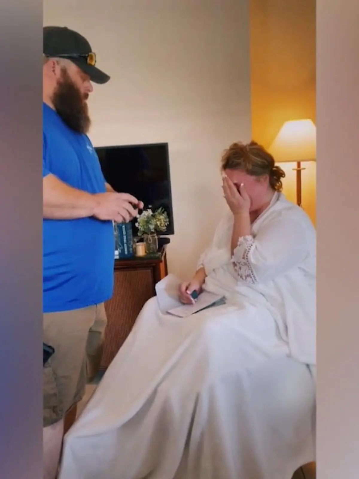 Dass der Vater einen am Hochzeitstag zum Altar führt, ist für viele Bräute sehr wichtig. Für Sara Thomas aus dem US-Bundesstaat Florida erfüllt sich dieser Traum leider nicht mehr: Ihr Vater starb während der Corona-Pandemie. Damit Saras Vater dennoch am schönsten Tag ihres Lebens bei seiner Tochter sein kann, hat sich ihr Bruder Kevin ein ganz besonderes Geschenk überlegt. Er überrascht Sara am Morgen ihrer Hochzeit mit einem Ring, der die Asche ihres Vaters enthält. Wie der Ring aussieht und wie Sara reagiert, sehen Sie im Video.