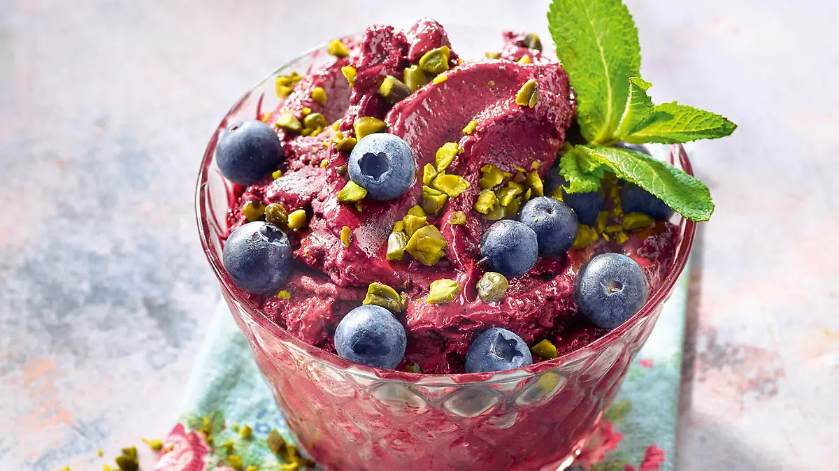Blaubeer-Bananen-Nice-Cream mit Pistazien