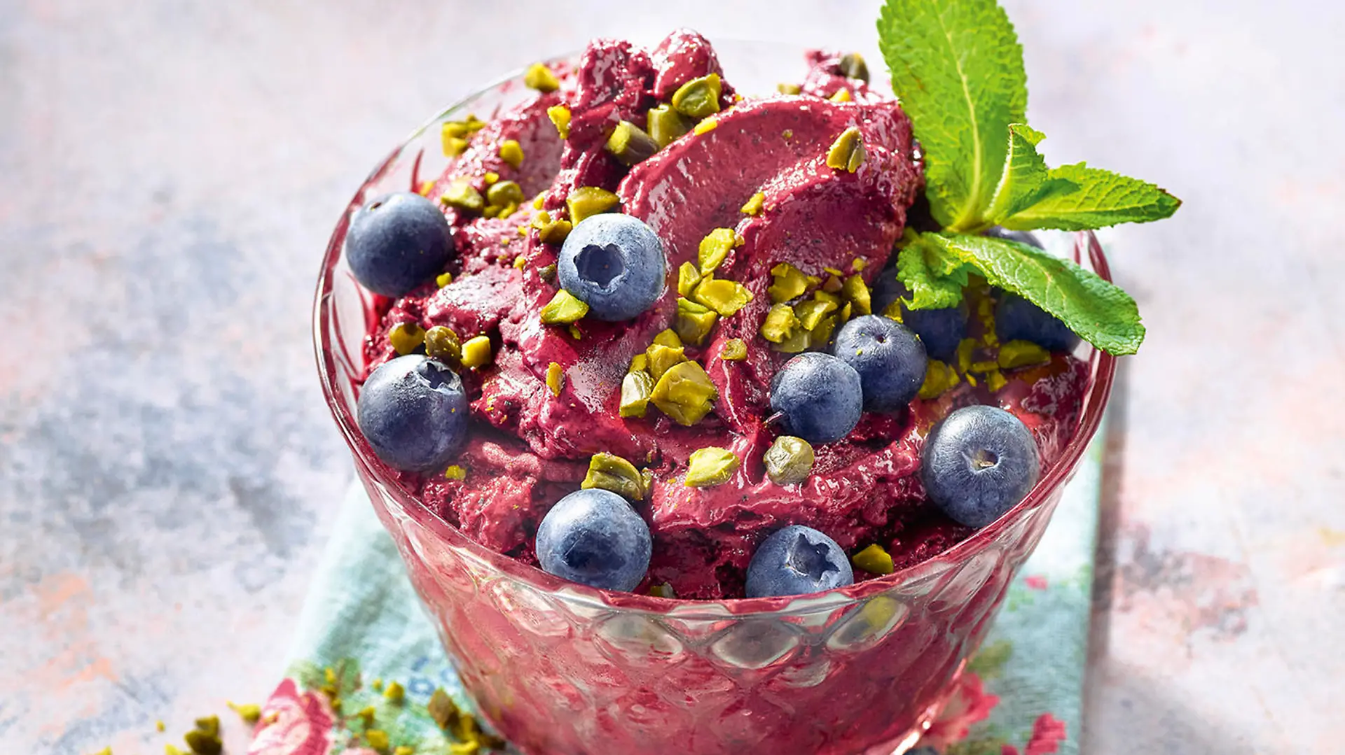 Blaubeer-Bananen-Nice-Cream mit Pistazien