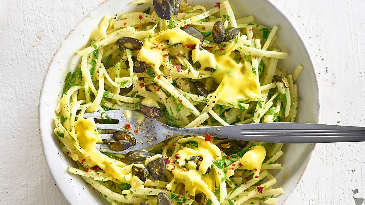 Kohlrabijulienne mit Safran-Zitronen-Schmand als Hauptgericht.