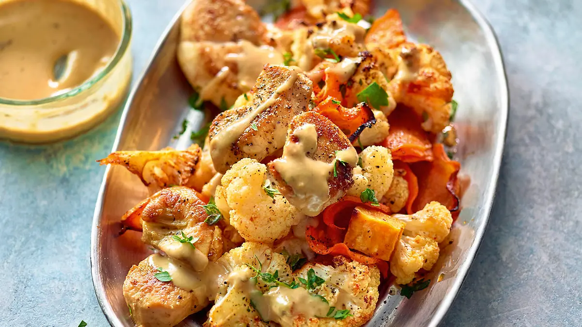 Ofengemüse mit Tahini-Sauce und Hähnchen - perfekt im Winter.