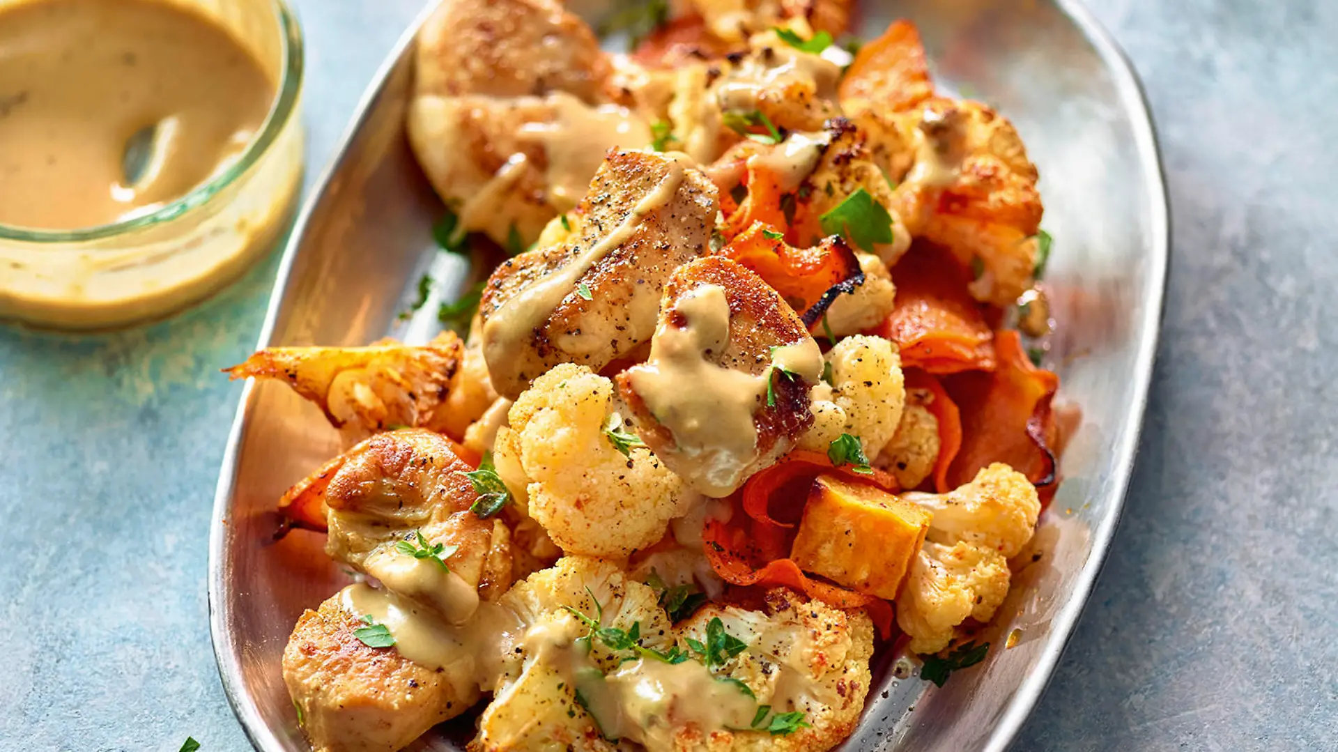 Ofengemüse mit Tahini-Sauce und Hähnchen - perfekt im Winter.